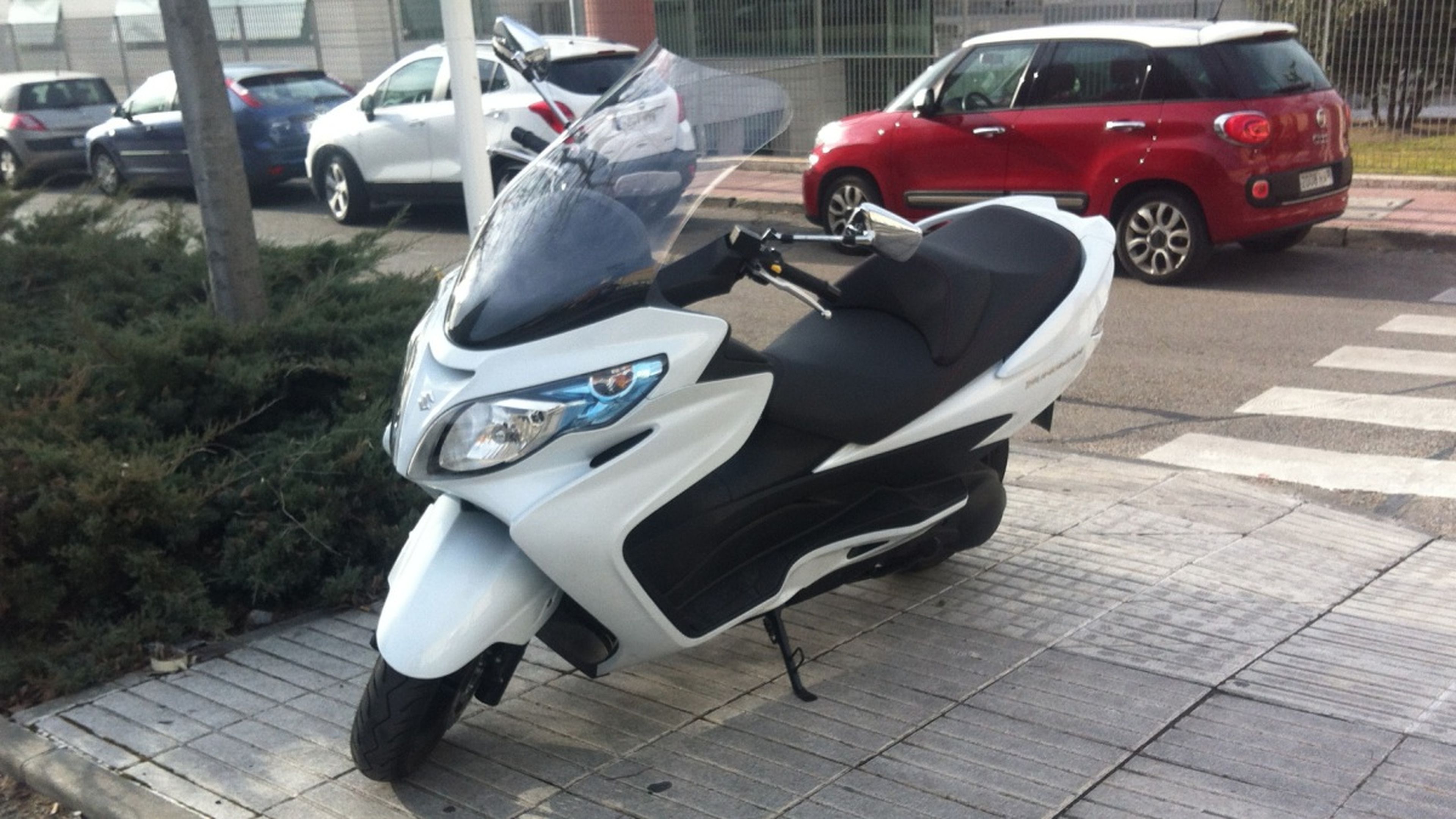Motos-125-con-marchas-scooter-Suzuki-Burgman-estacionamiento