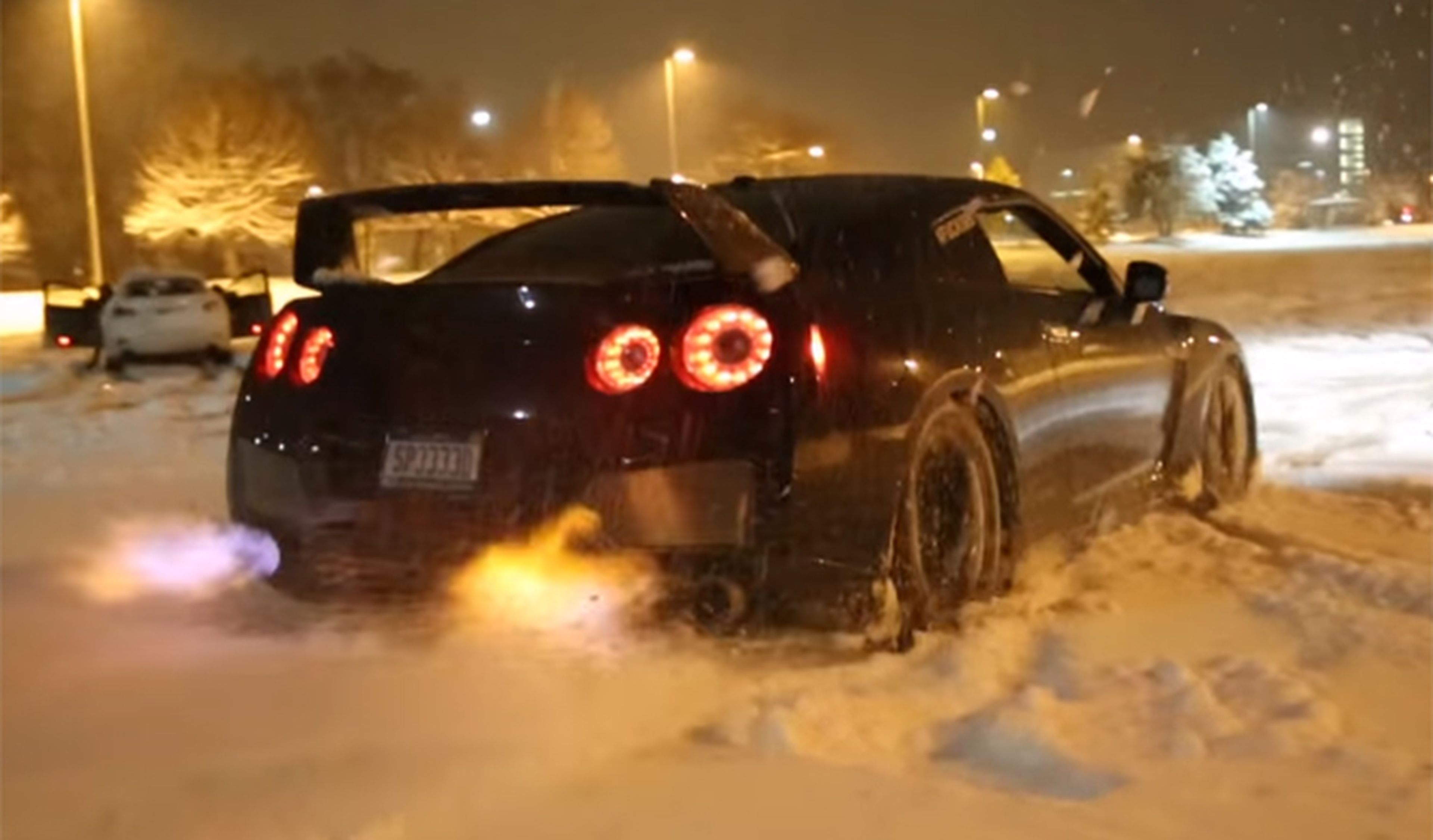 Este Nissan GT-R funde la nieve con sus llamaradas
