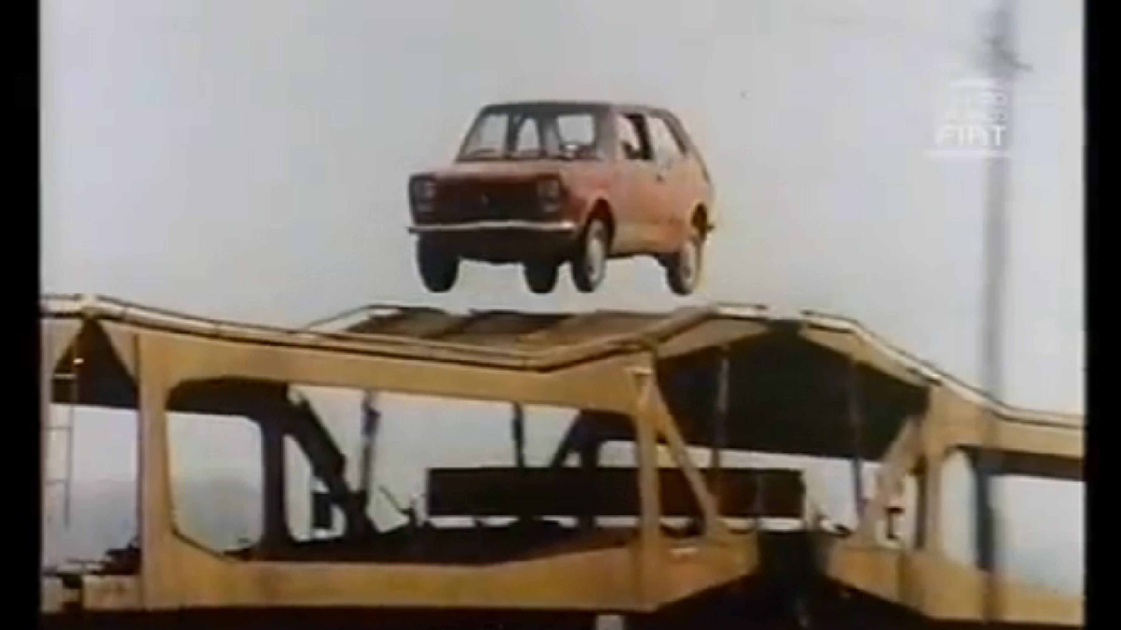 Toma anuncio antiguo cachondo: ¡el Fiat 127 saltarín!