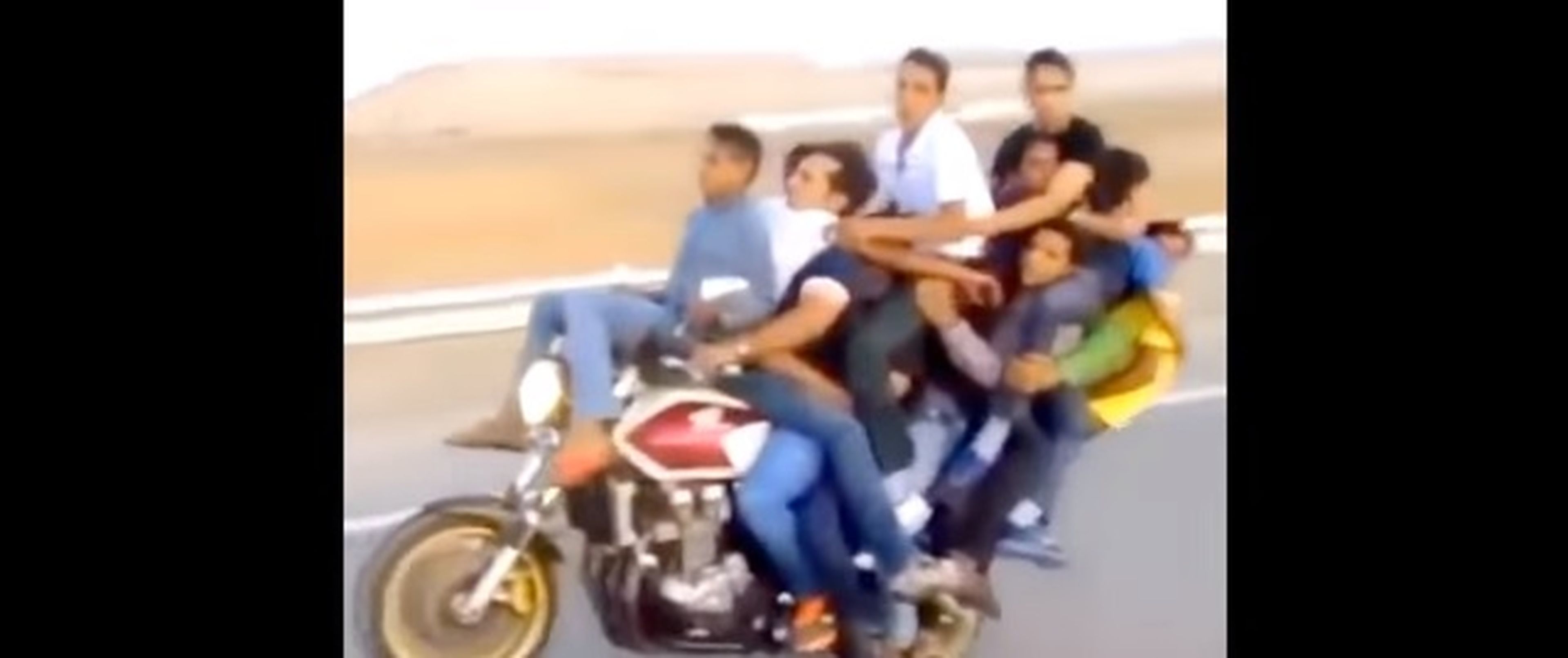 ¡WTF! 10 tíos subidos en una misma moto