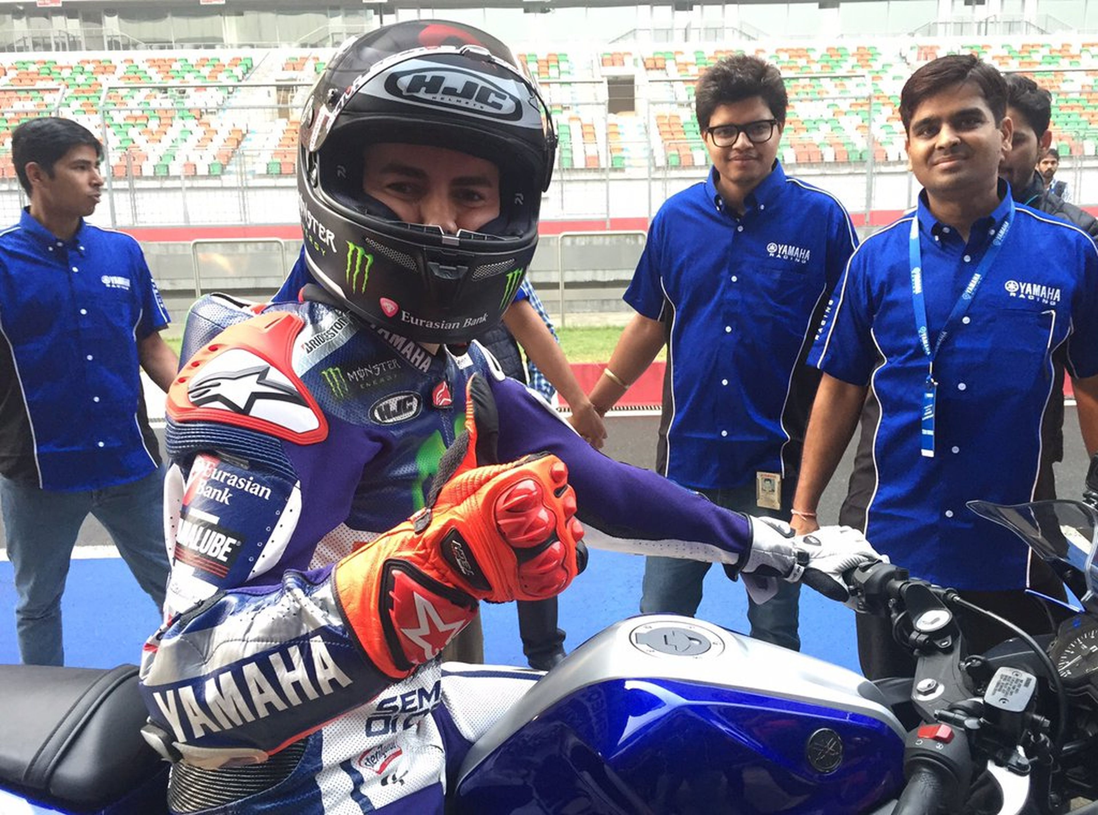 Lorenzo prueba la Yamaha R3, la deportiva para el carné A2
