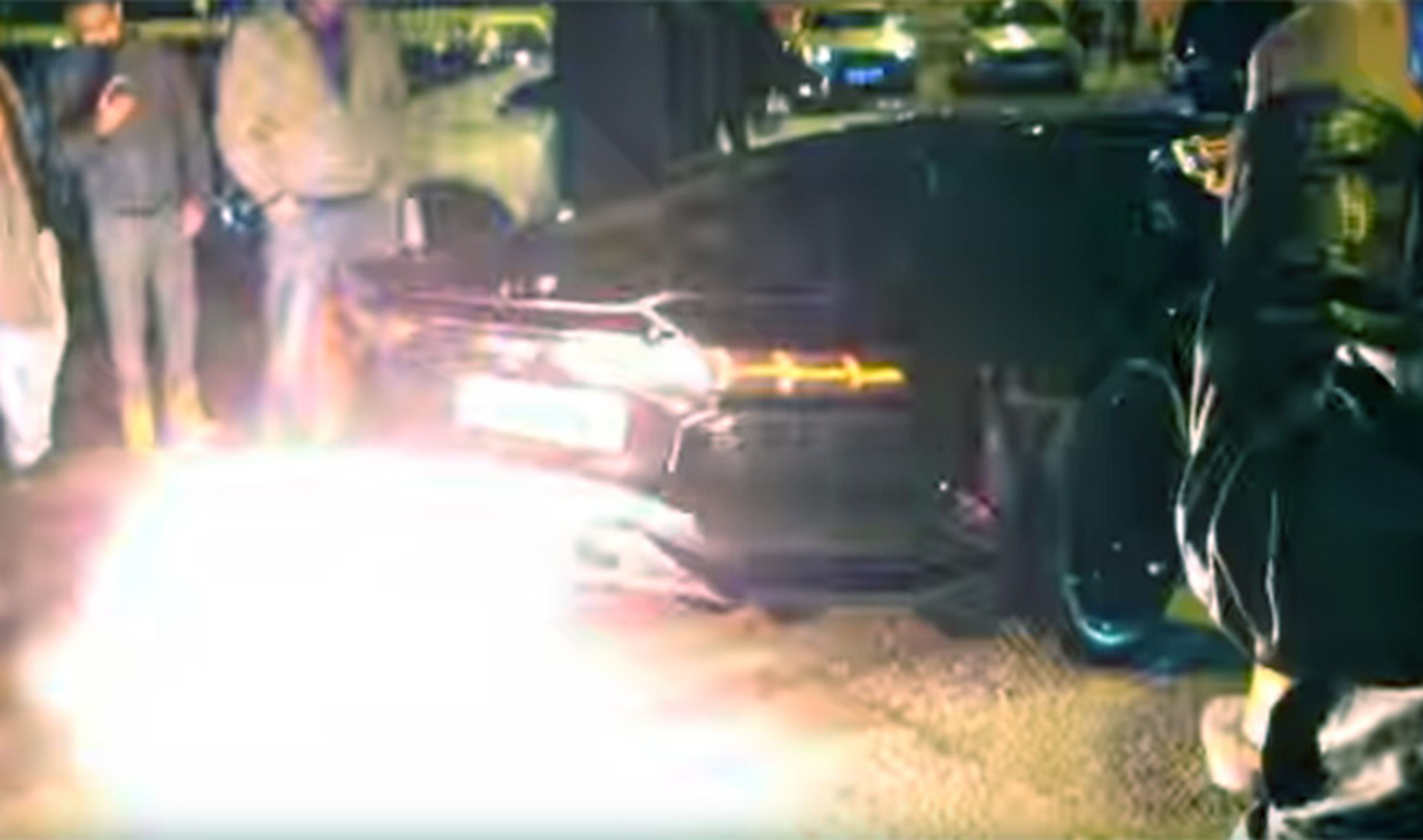 Vídeo: así echa fuego por el escape un Aventador