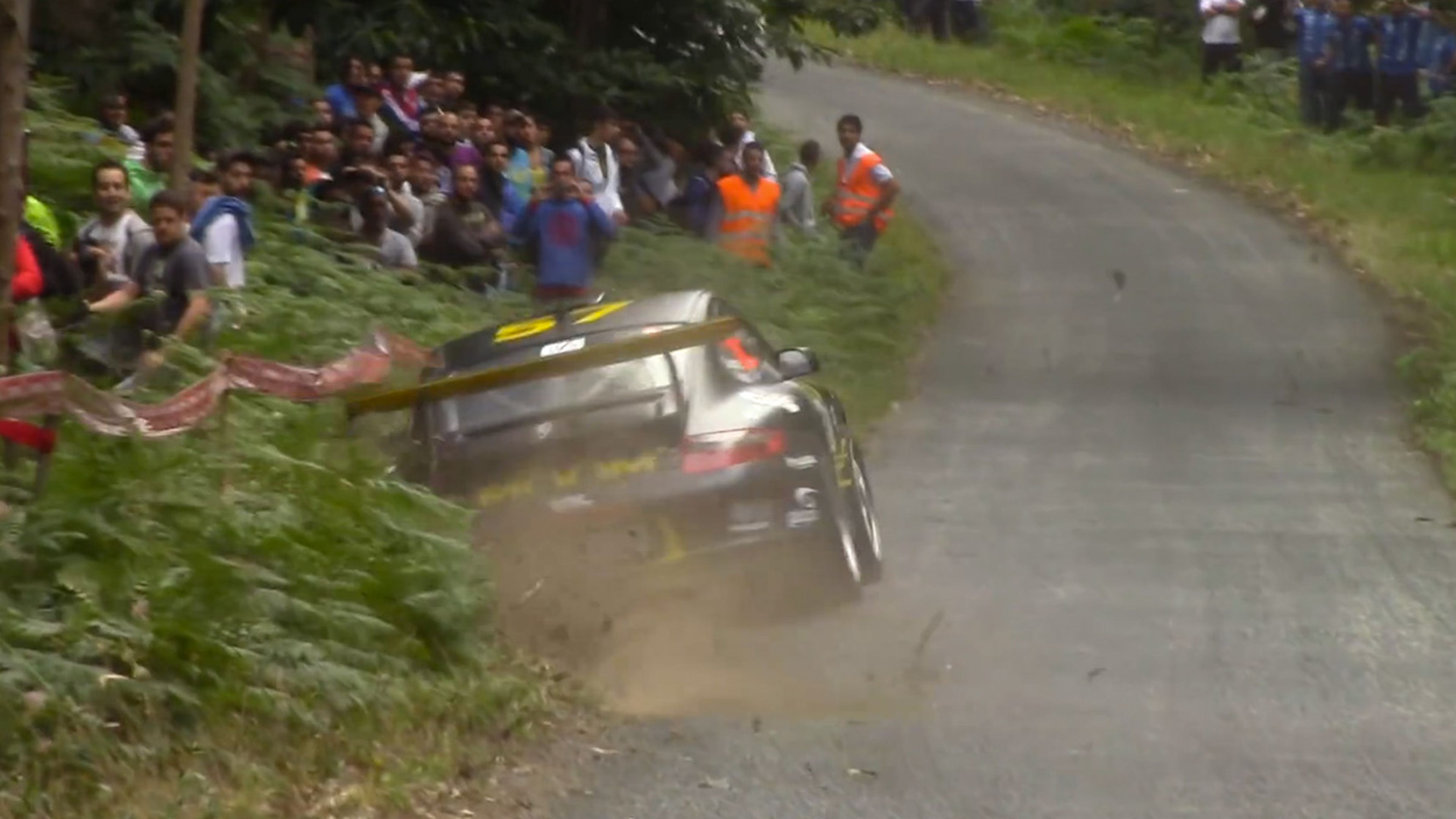 Un Porsche 911 roza la tragedia en el Rally de Ferrol 2015