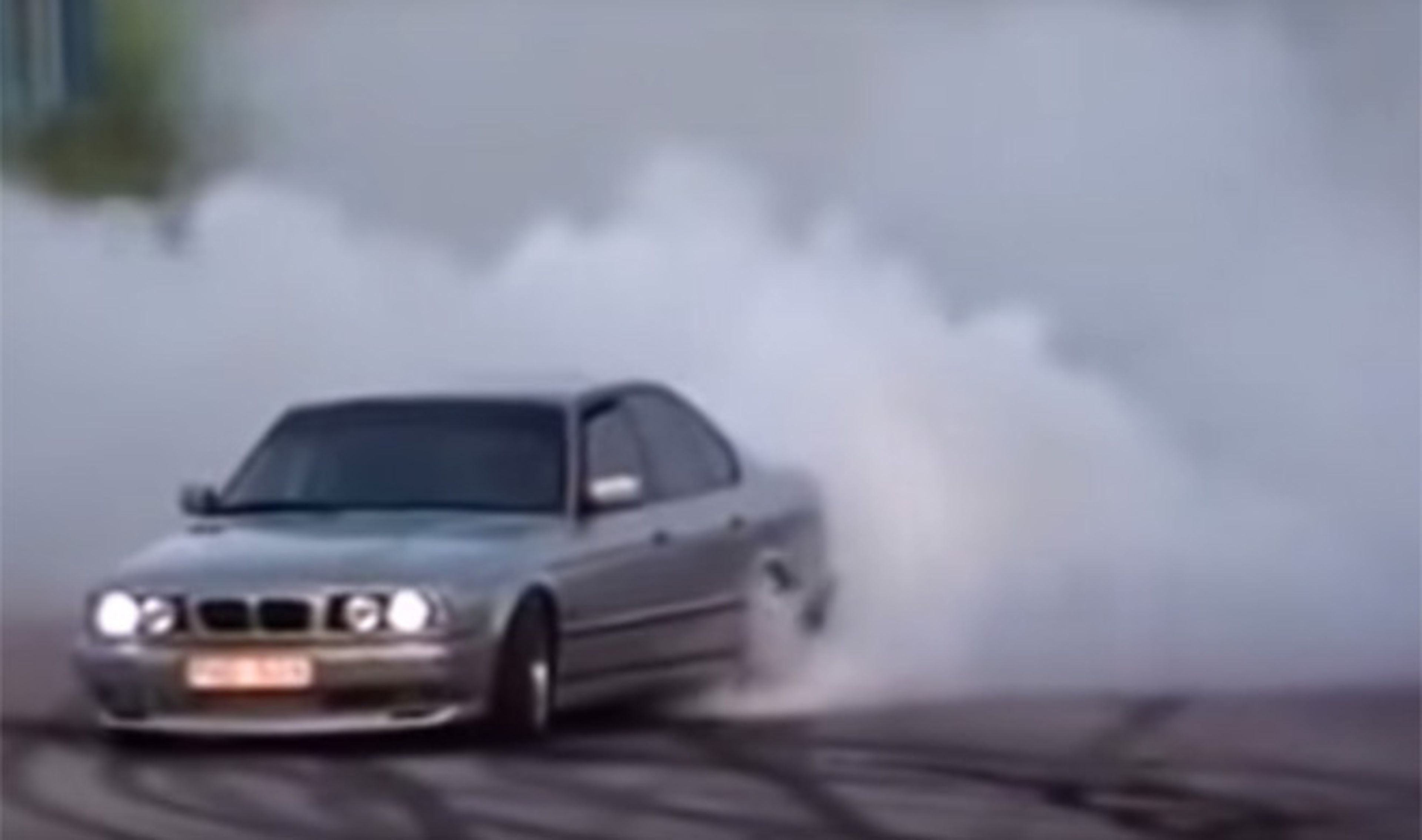 Así quema ruedas este BMW Serie 5 Turbo