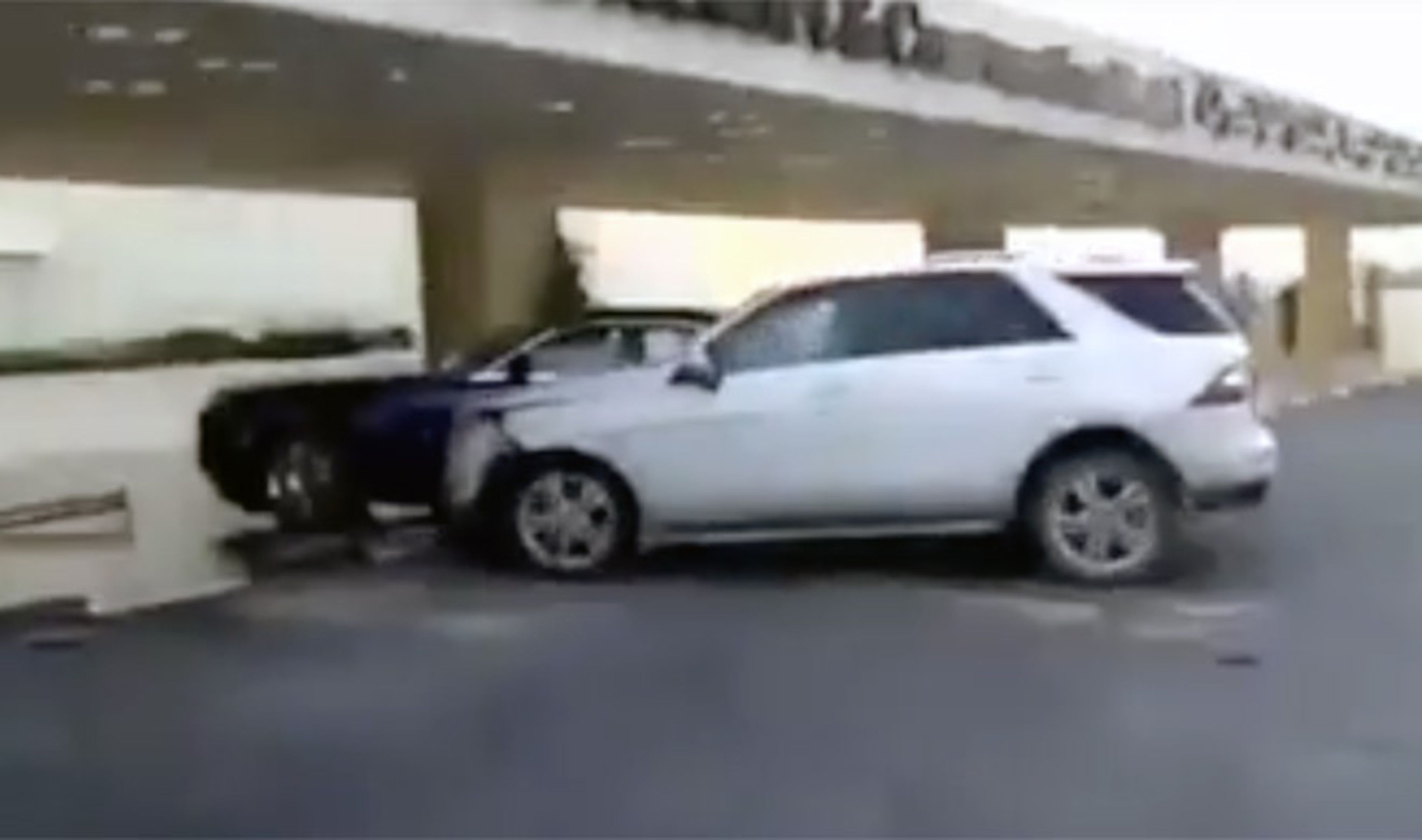 Este niño estrella su Mercedes contra un Rolls-Royce