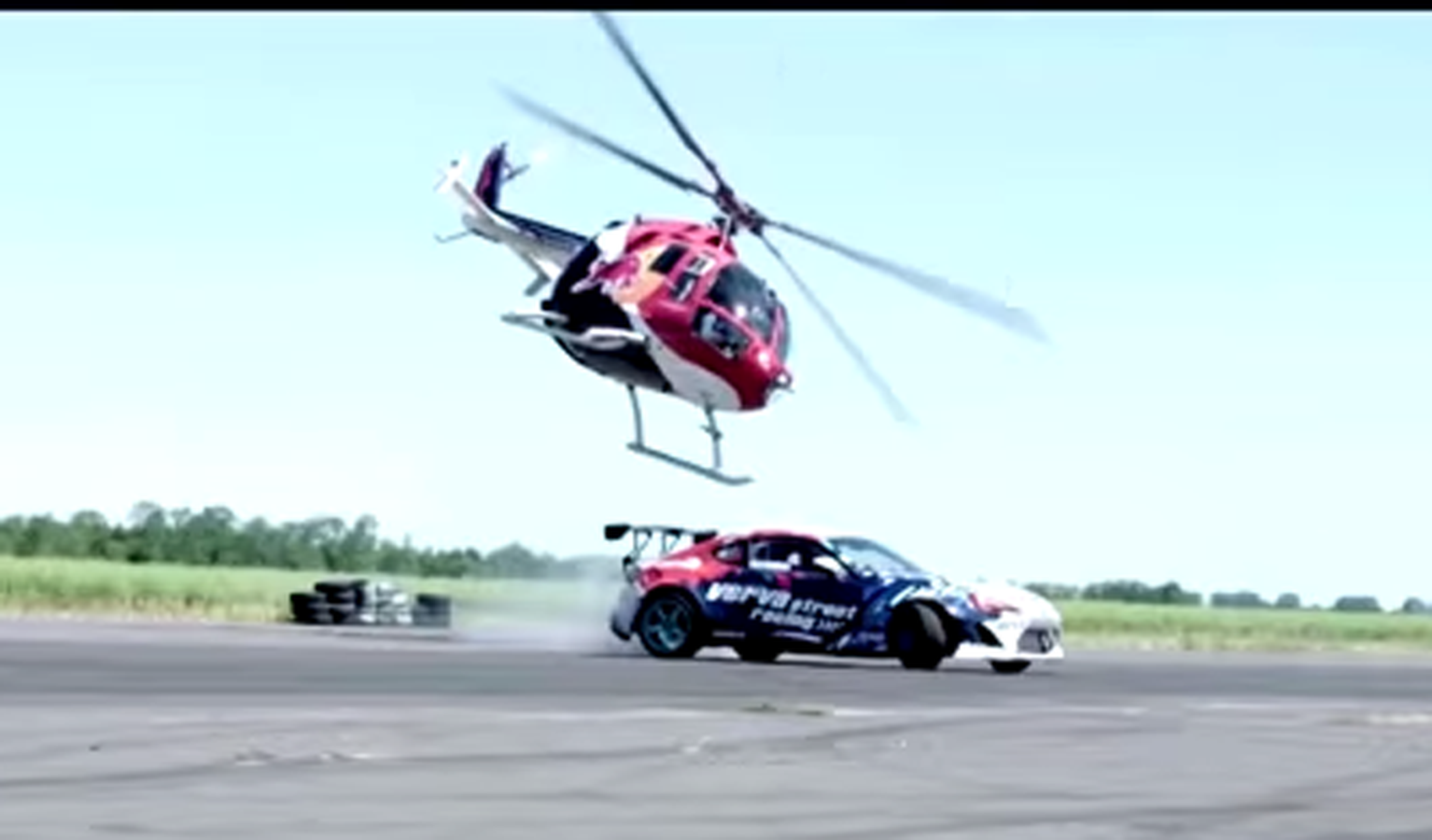 Impresionante 'baile' de un helicóptero y un Toyota GT86