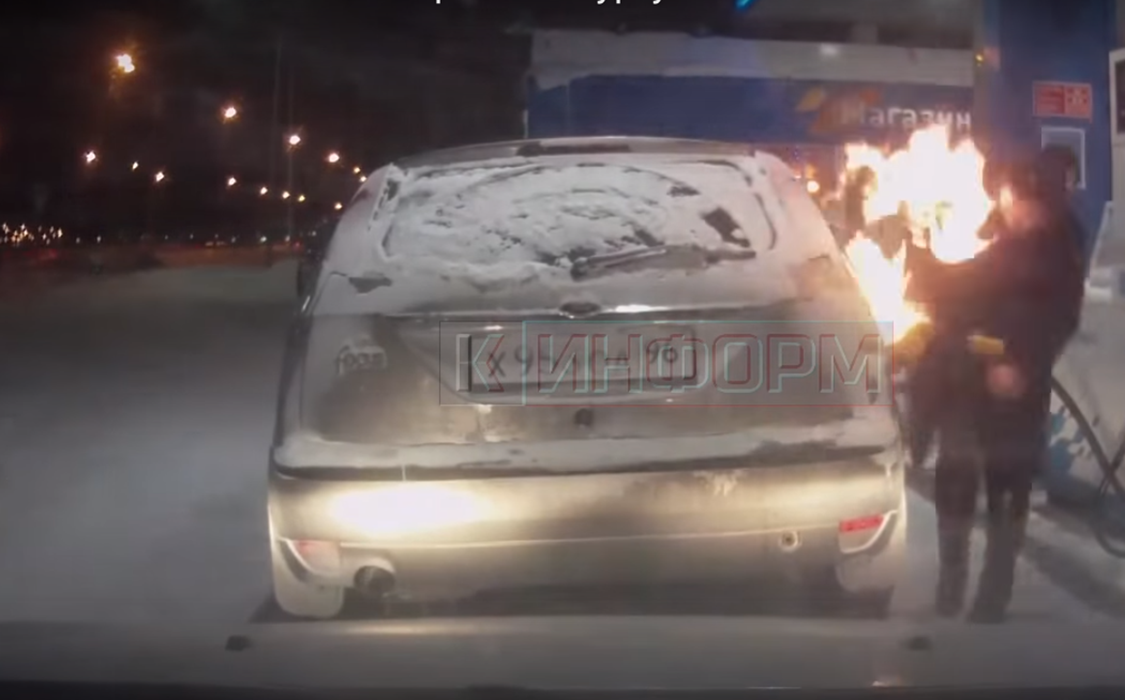 Ver para creer: prende fuego a su coche en una gasolinera