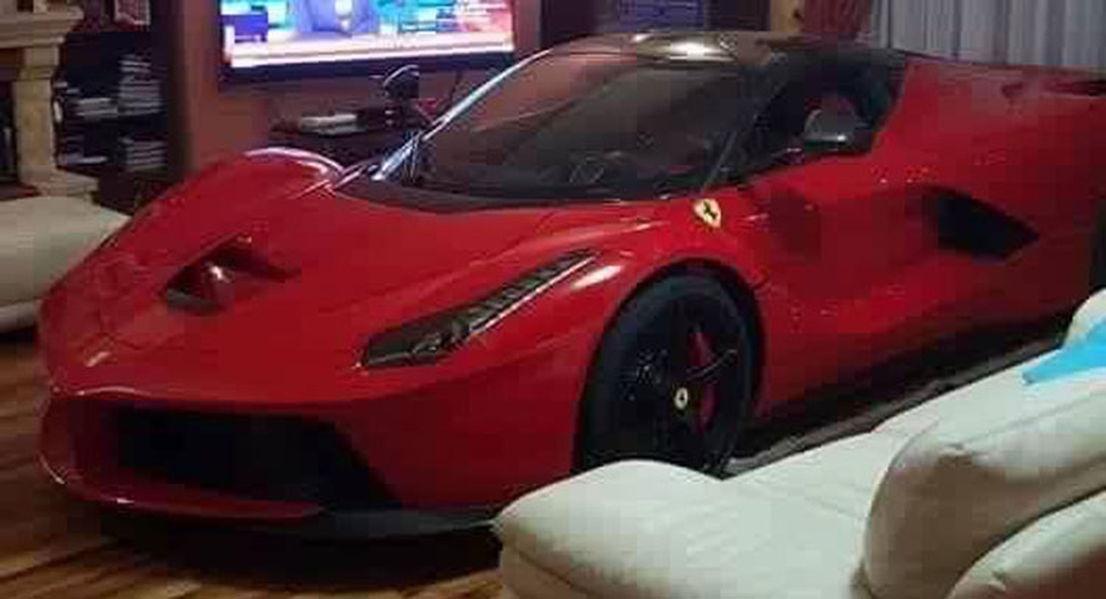 Aparca su Ferrari LaFerrari en el salón de su casa