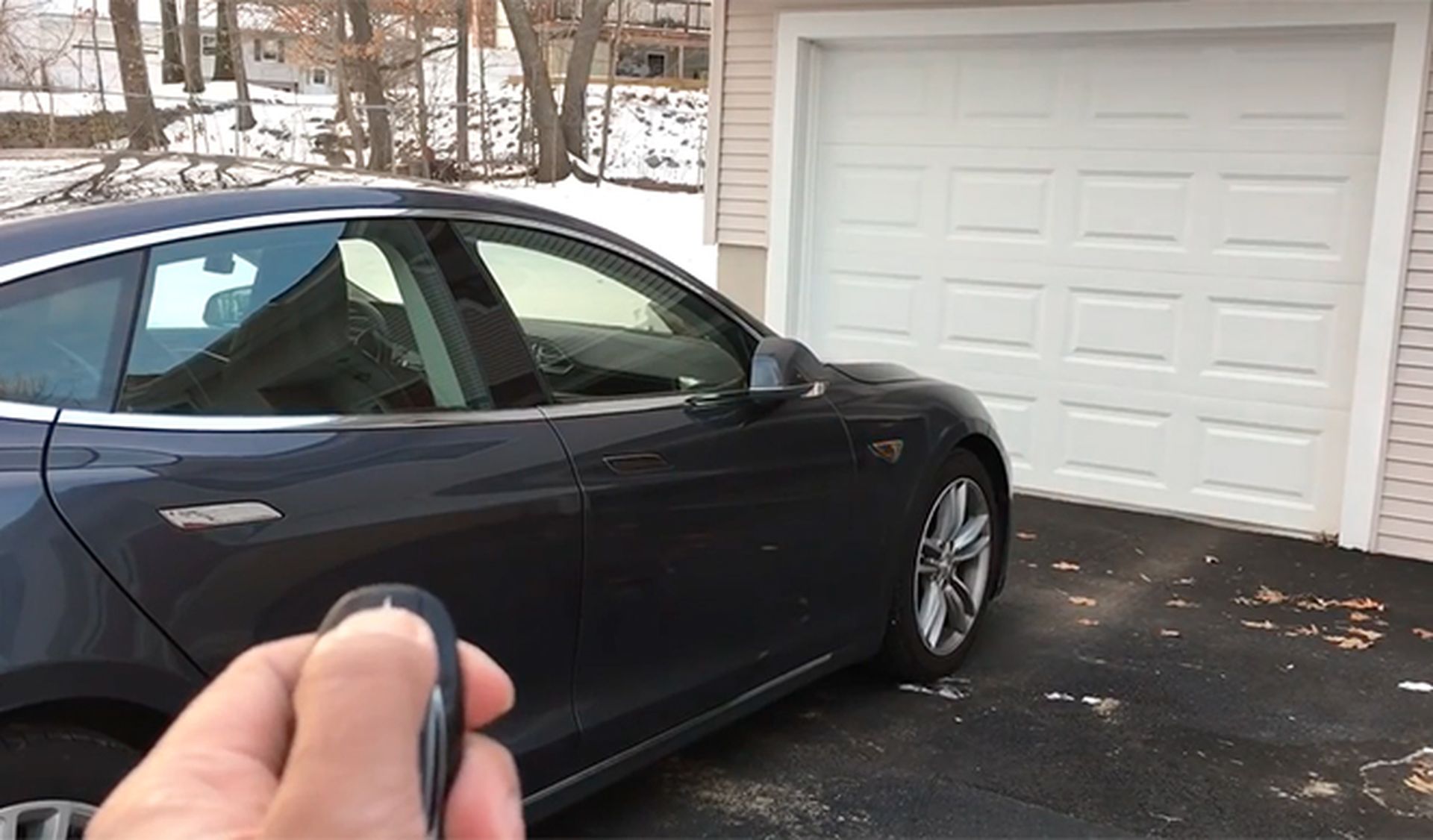 Tesla aparca solo en garaje