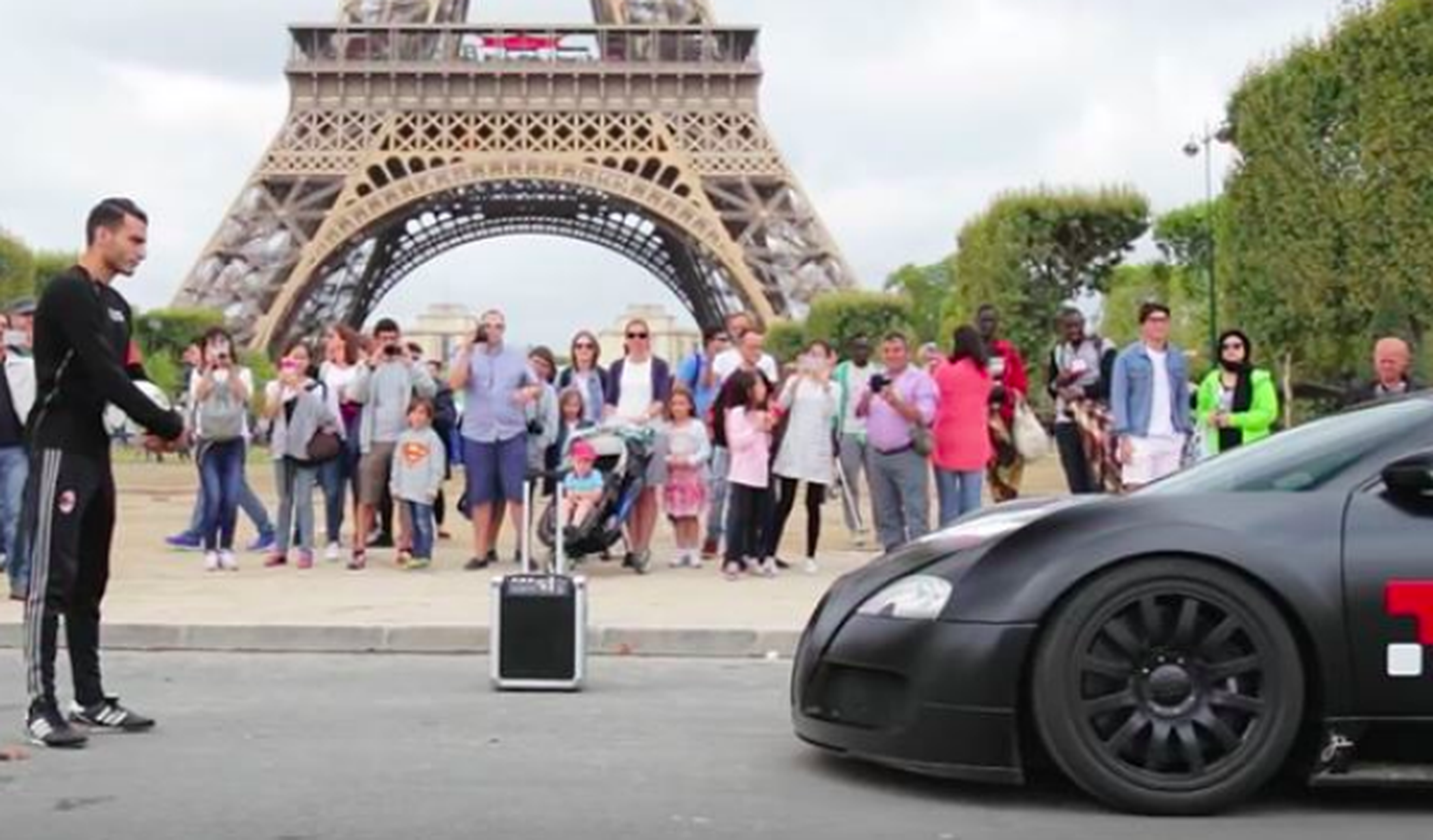 Vídeo: Bugatti Veyron vs futbolista, un duelo sin igual