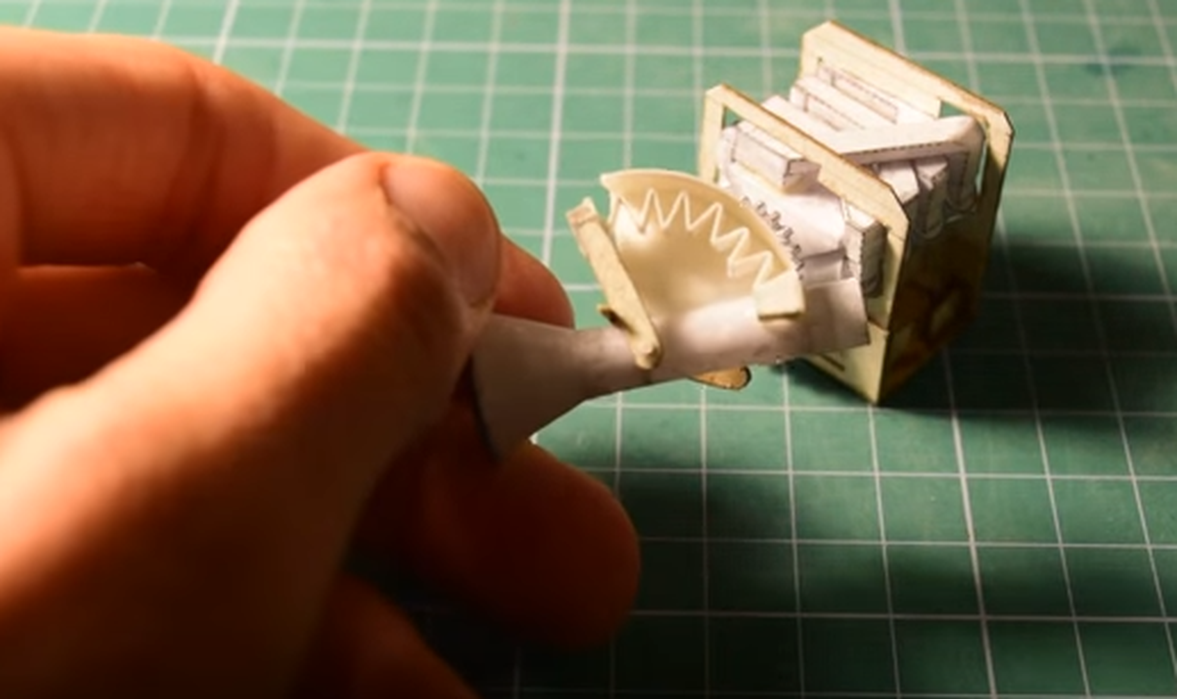 Vídeo: construye un motor V8 de papel... ¡y funciona!
