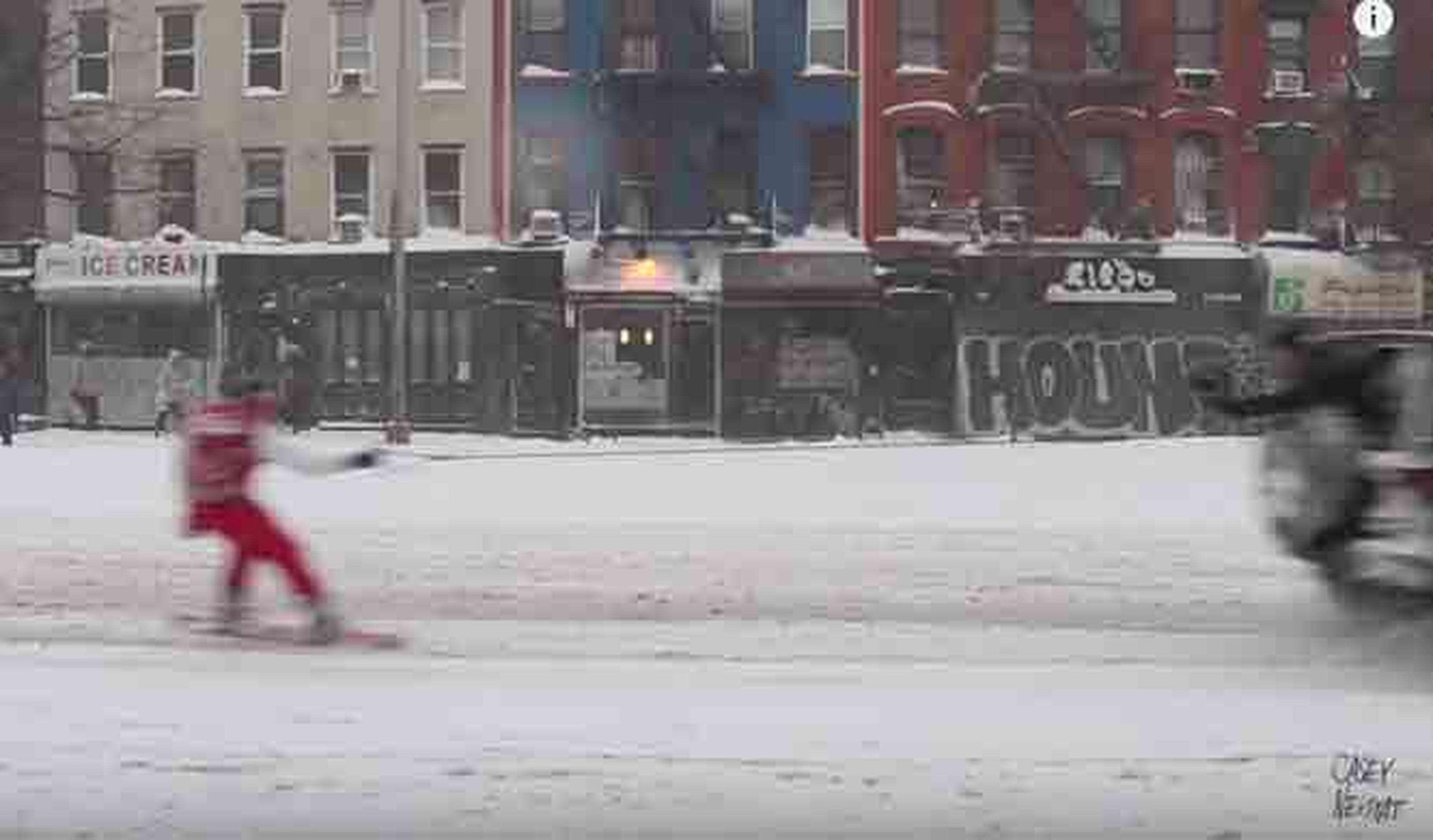 Vídeo: hace snow enganchado a un coche en NYC