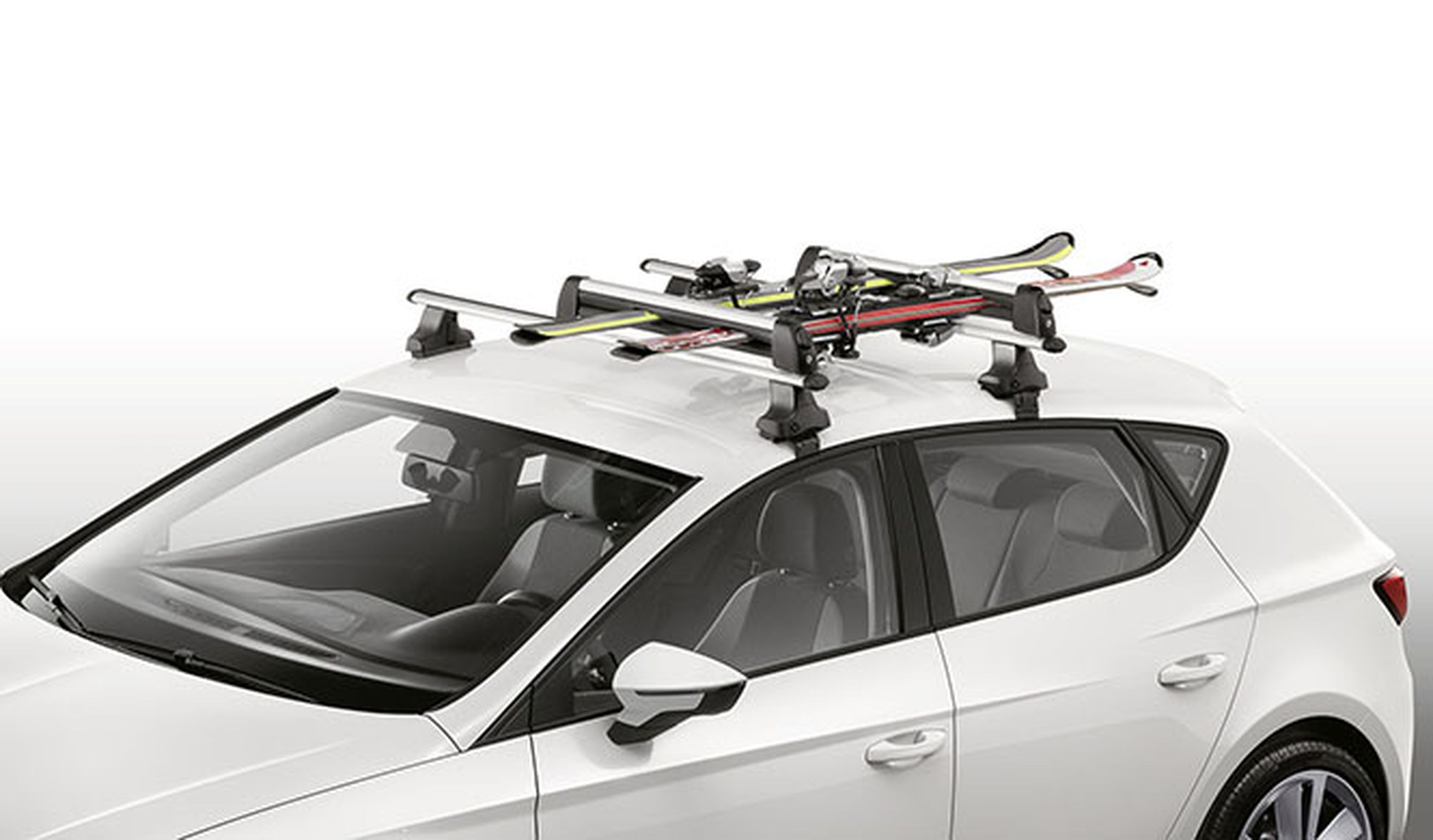 Tres formas seguras de transportar los esquís en el coche