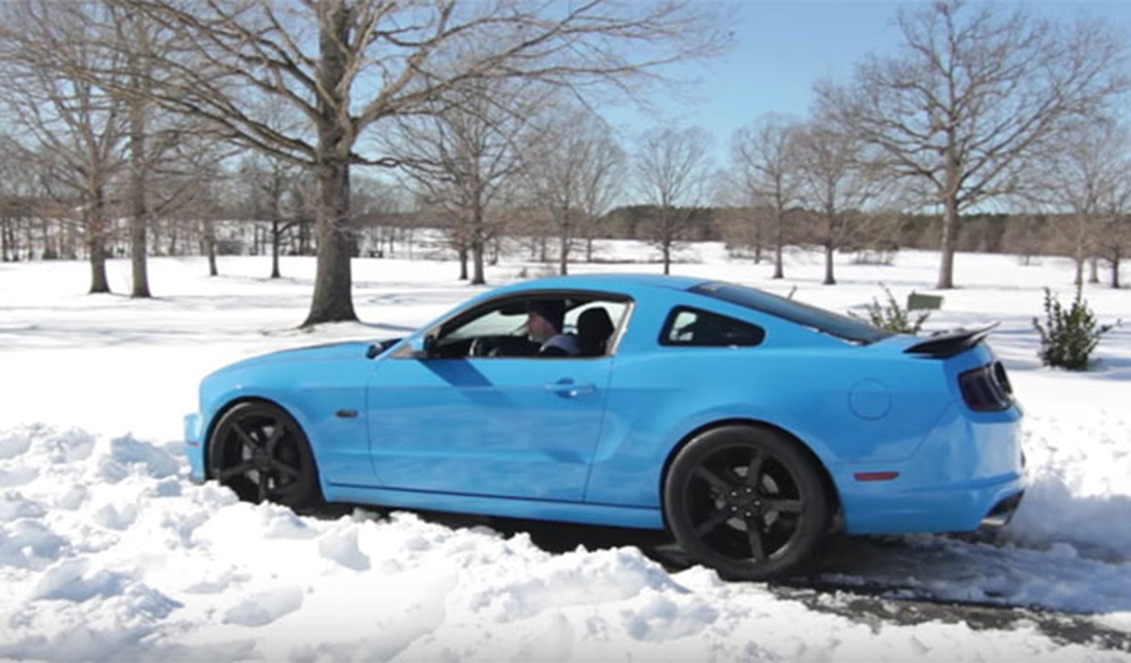 Esto es lo que pasa cuando metes un Mustang en la nieve