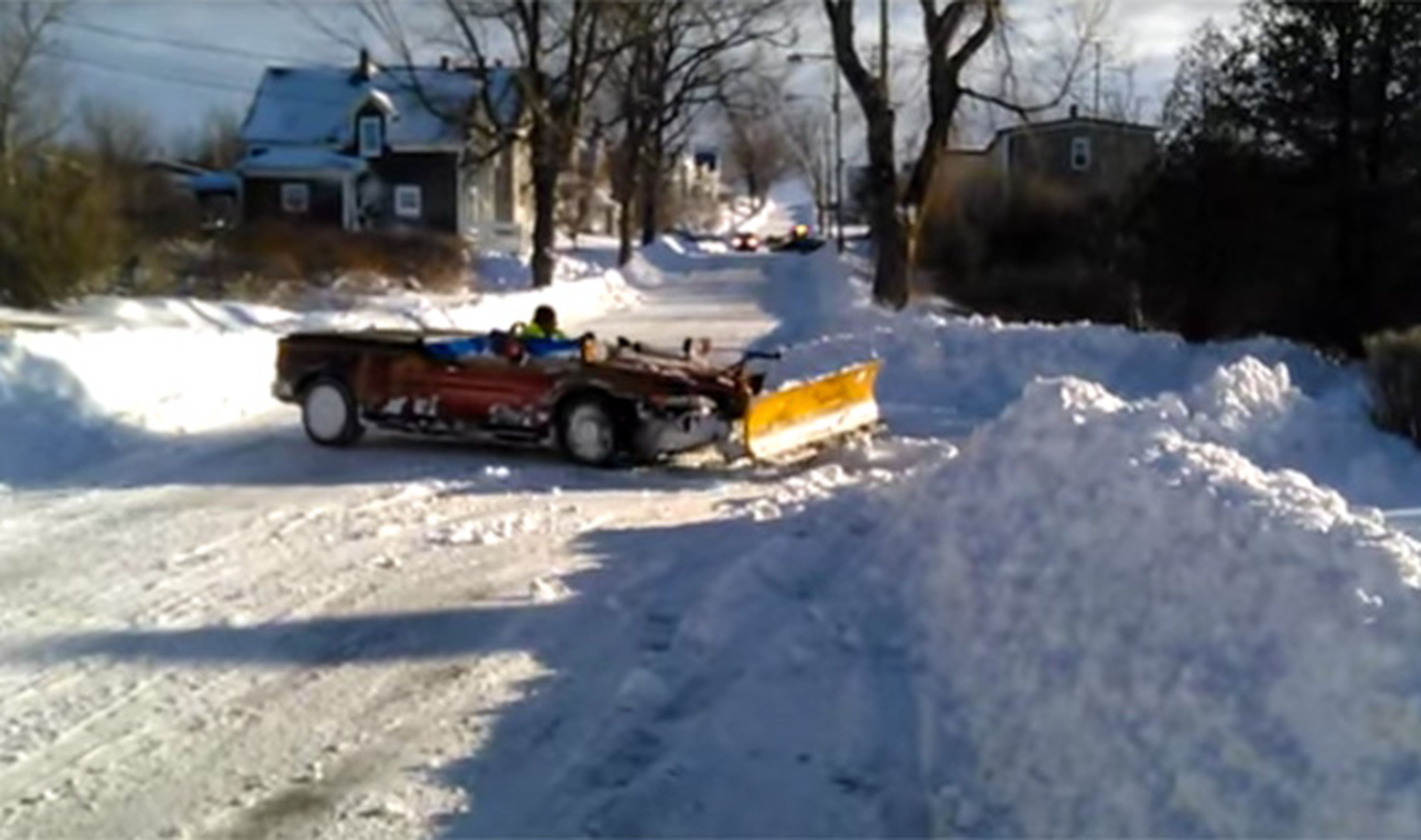 Así se conduce este extraño Pontiac en la nieve