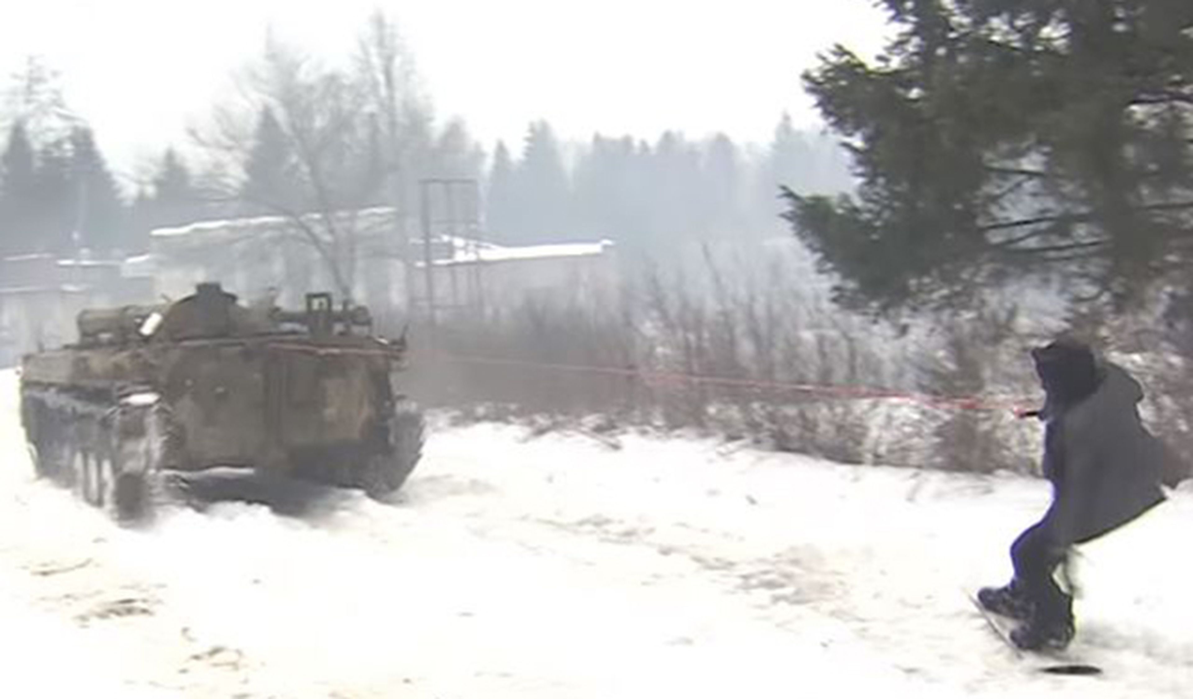 ¿Qué hace un ruso arrastrado por un tanque sobre la nieve?