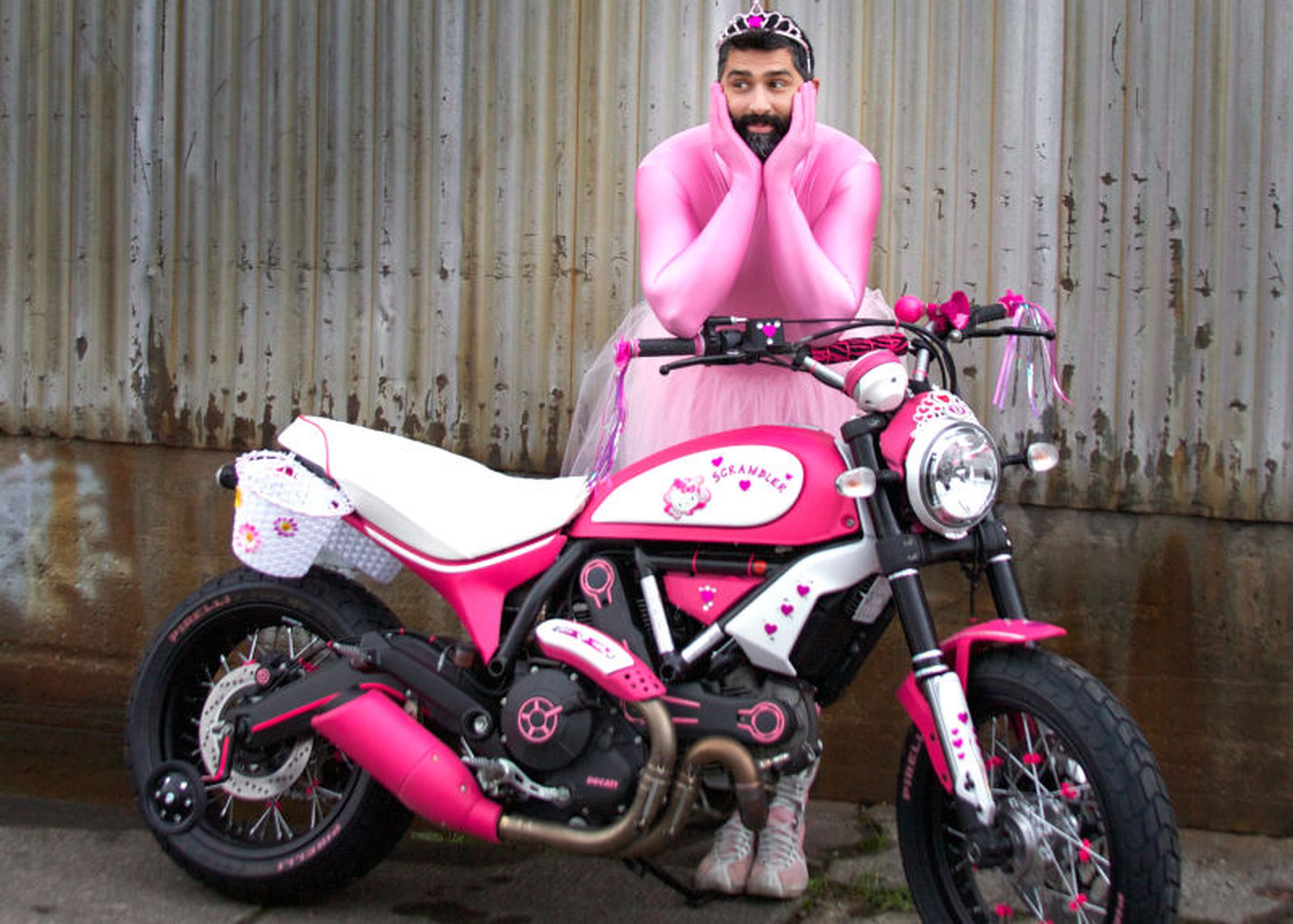 Ducati Scrambler Hello Kitty: la gente está muy loca