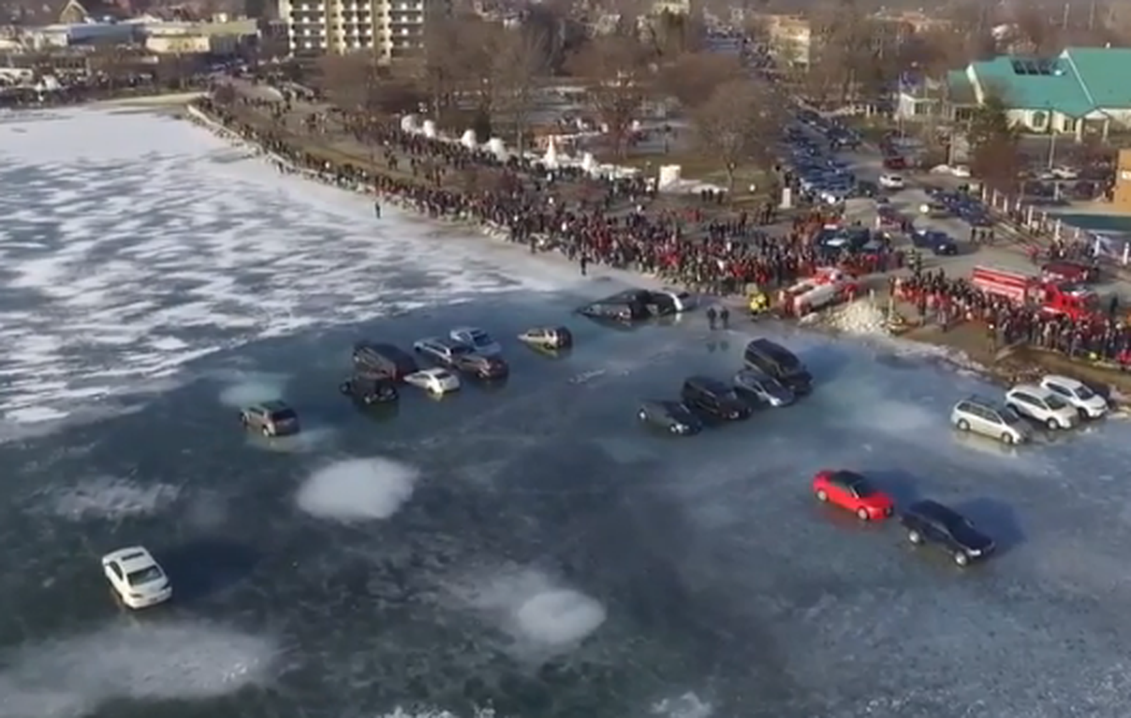 Vídeo: no intentes aparcar en un lago helado