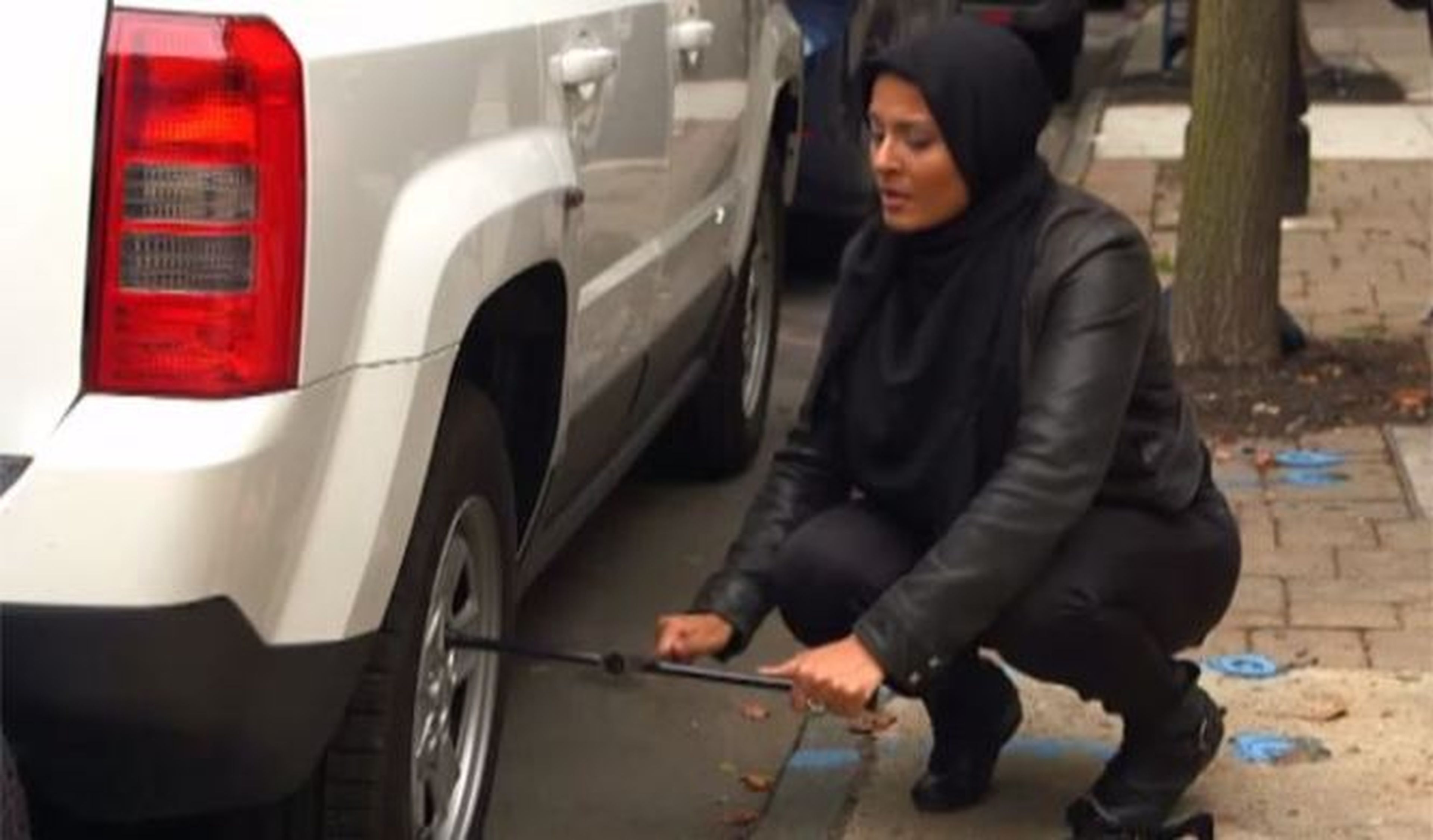 ¿Ayudarías a una mujer musulmana a cambiar una rueda?