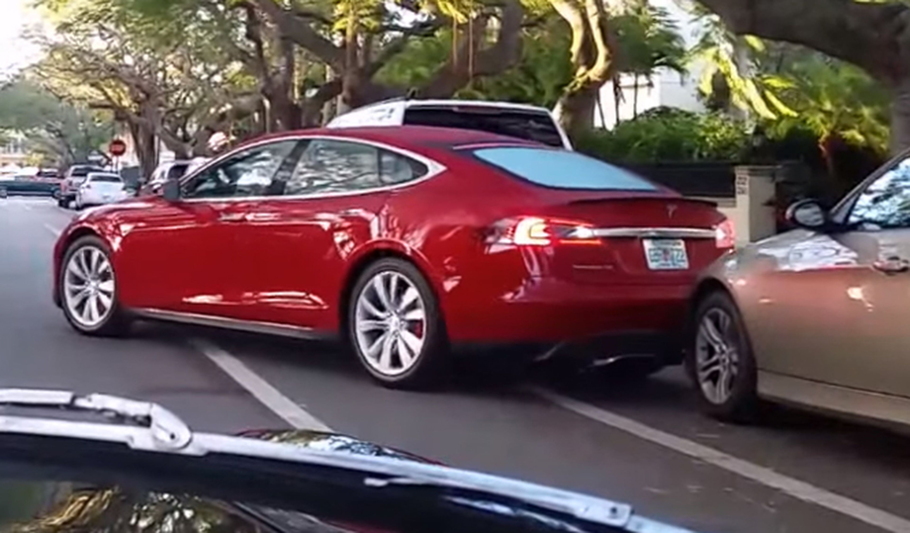 ¿Fallo del sistema de aparcamiento automático de Tesla?