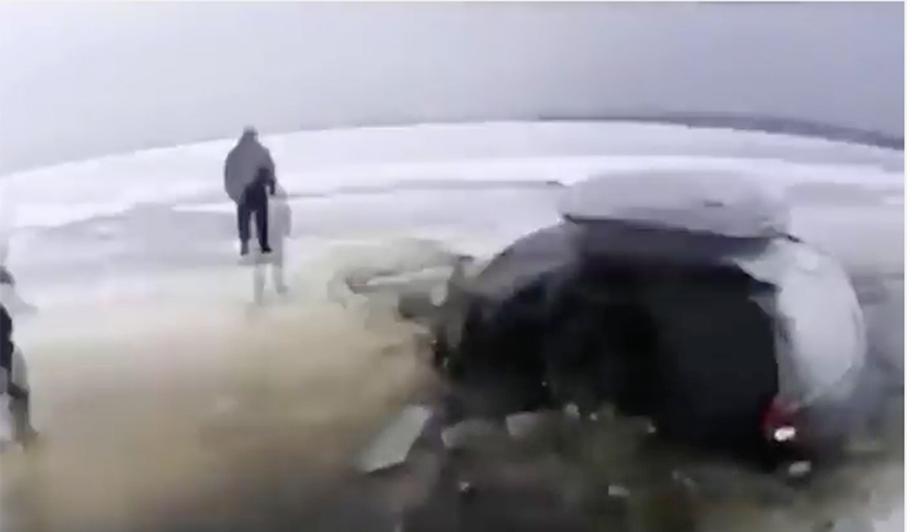 No intentes cruzar un lago helado o te pasará esto...