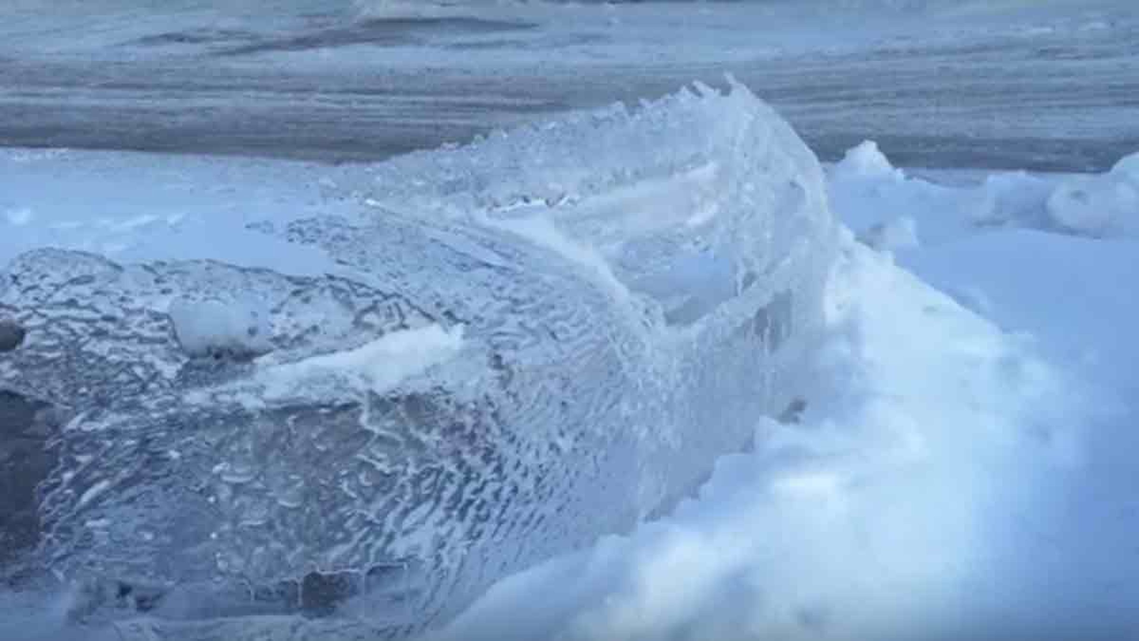 El frío extremo de Canadá crea un coche de hielo