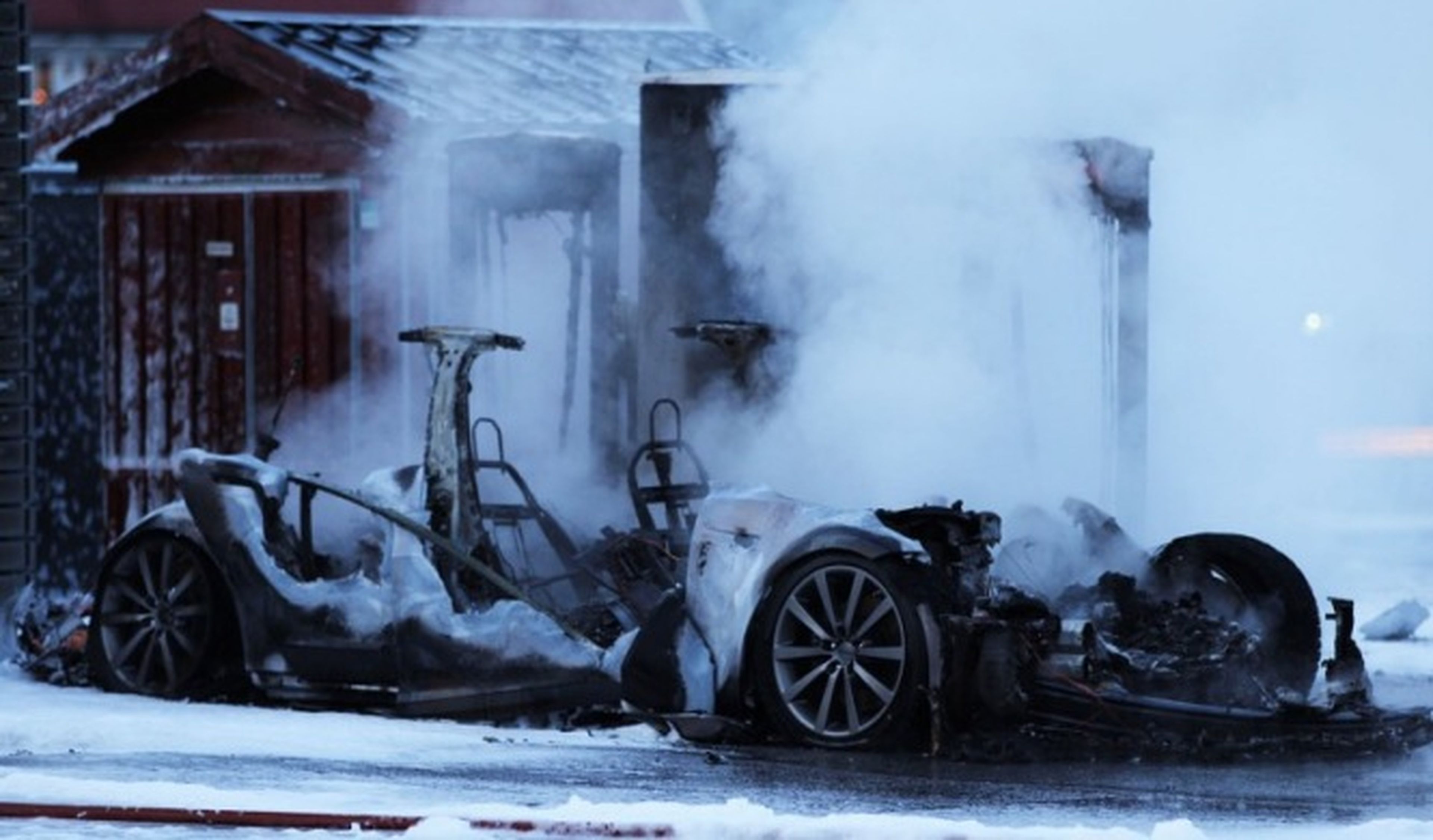 Un cortocircuito causa este incendio en un Tesla Model S