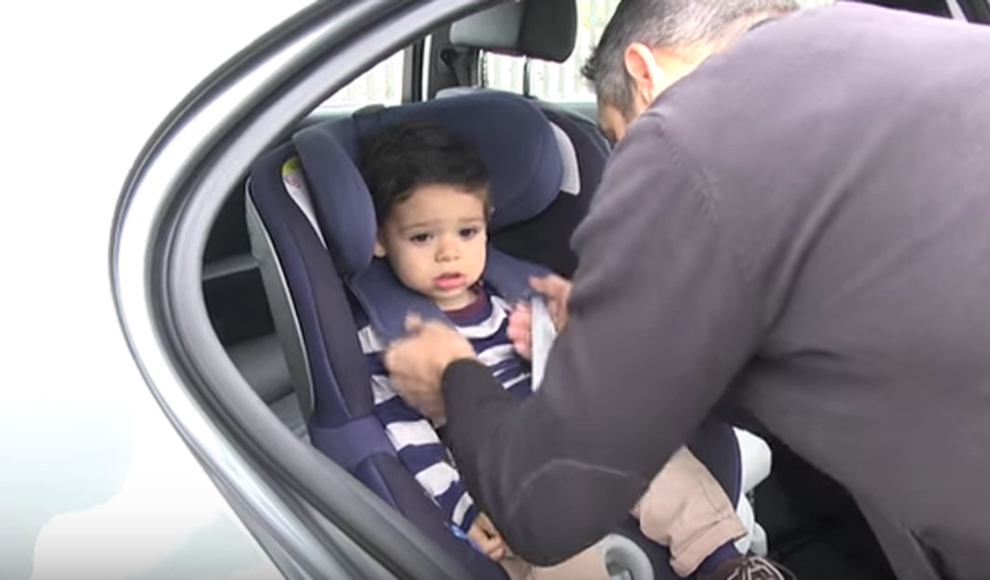 Vídeo: cómo sentar correctamente a un niño en el coche