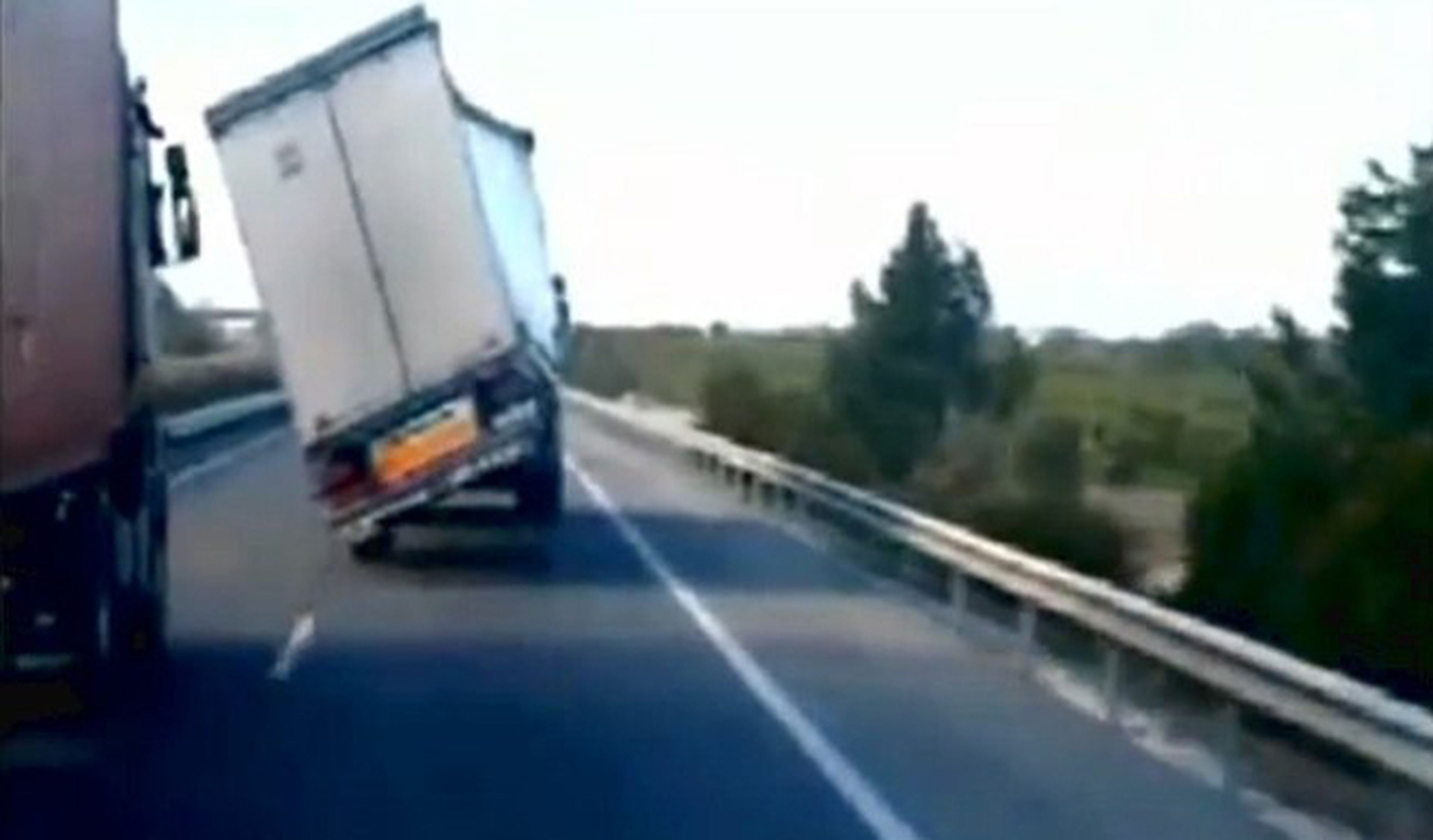 Cuidado si vas a adelantar a un camión con viento fuerte