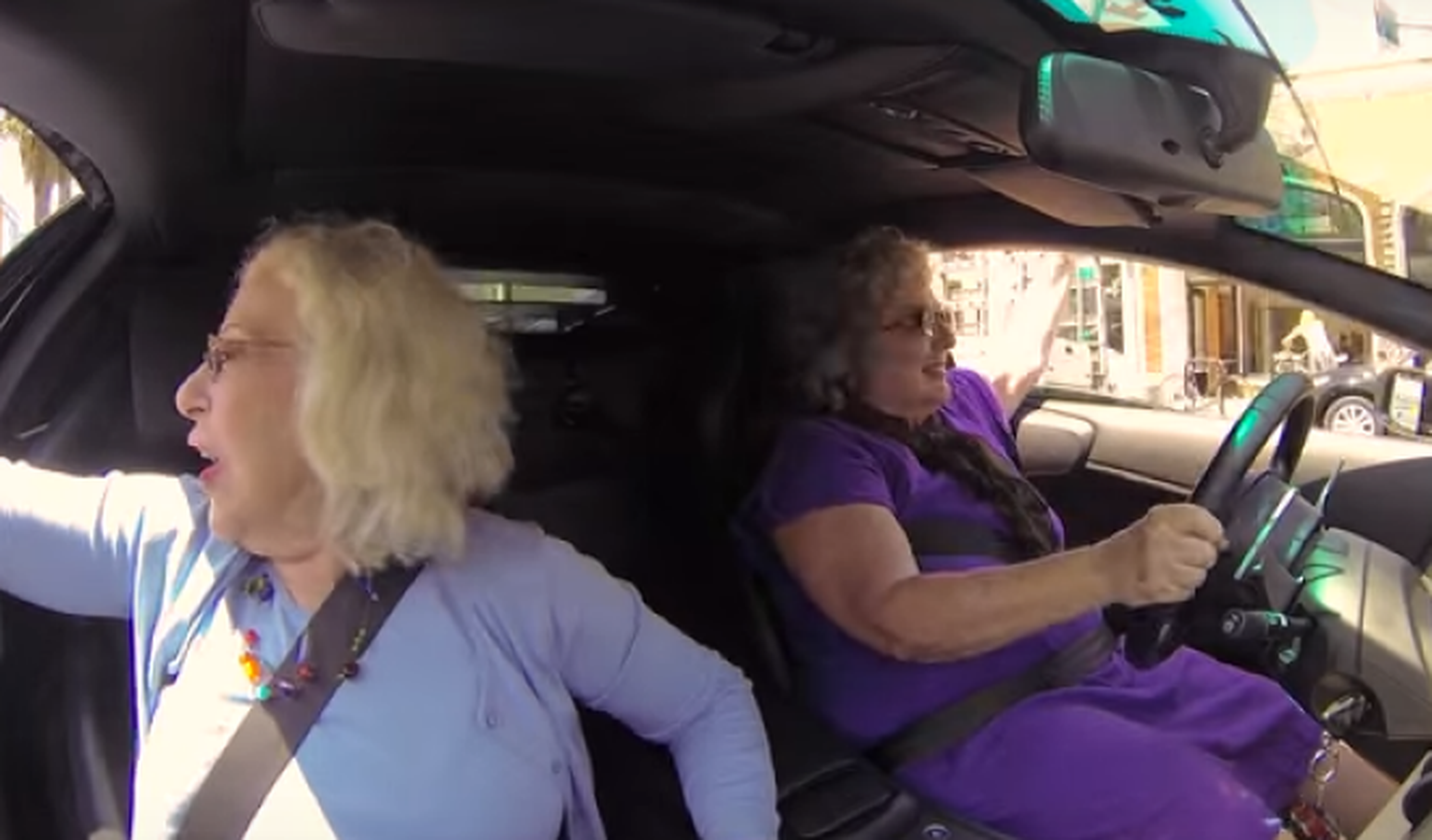 Vídeo: dos abuelas en un Lamborghini, la combinación ideal