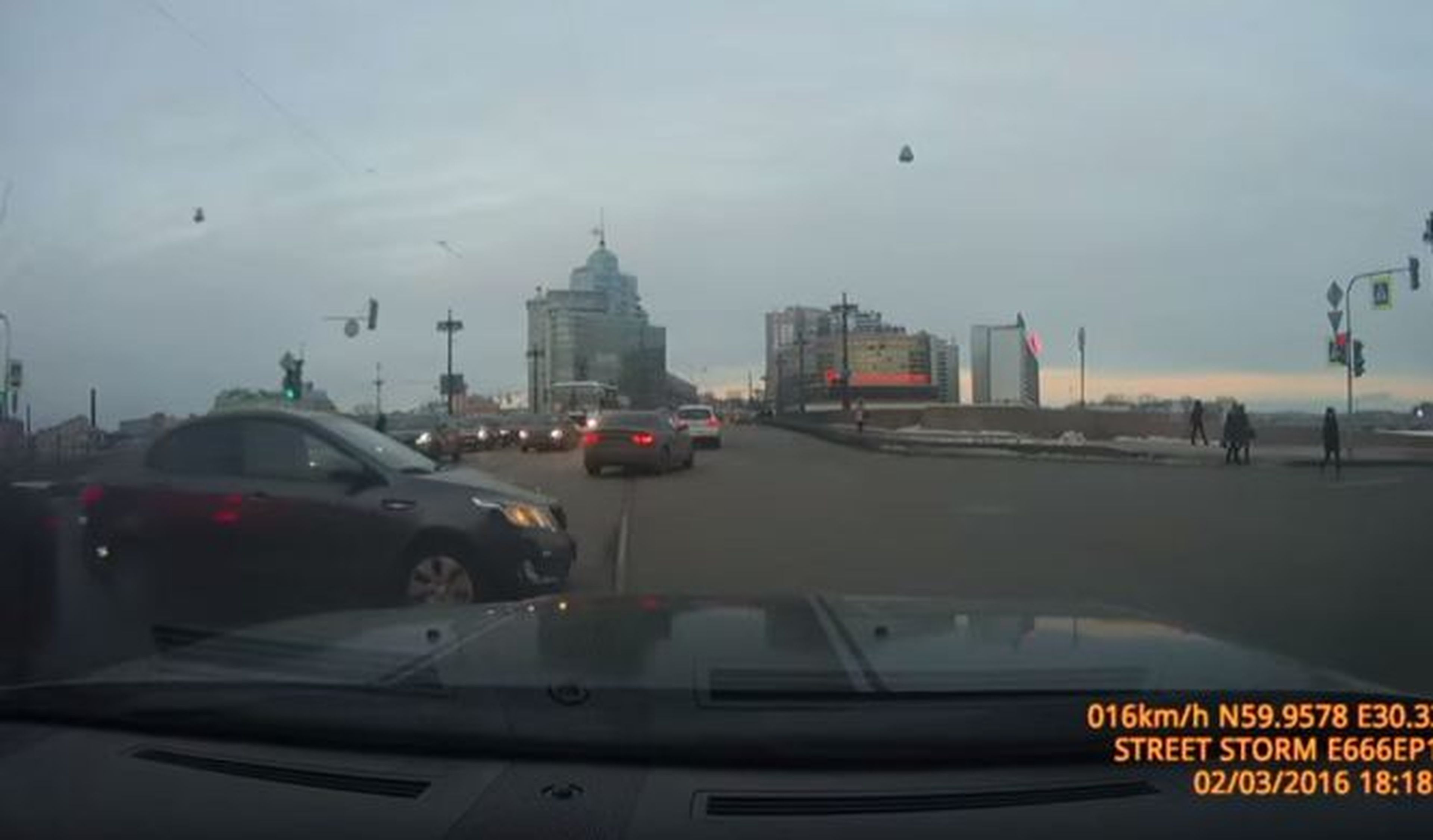 Vídeo: un Dodge Challenger choca contra un Kia en Rusia