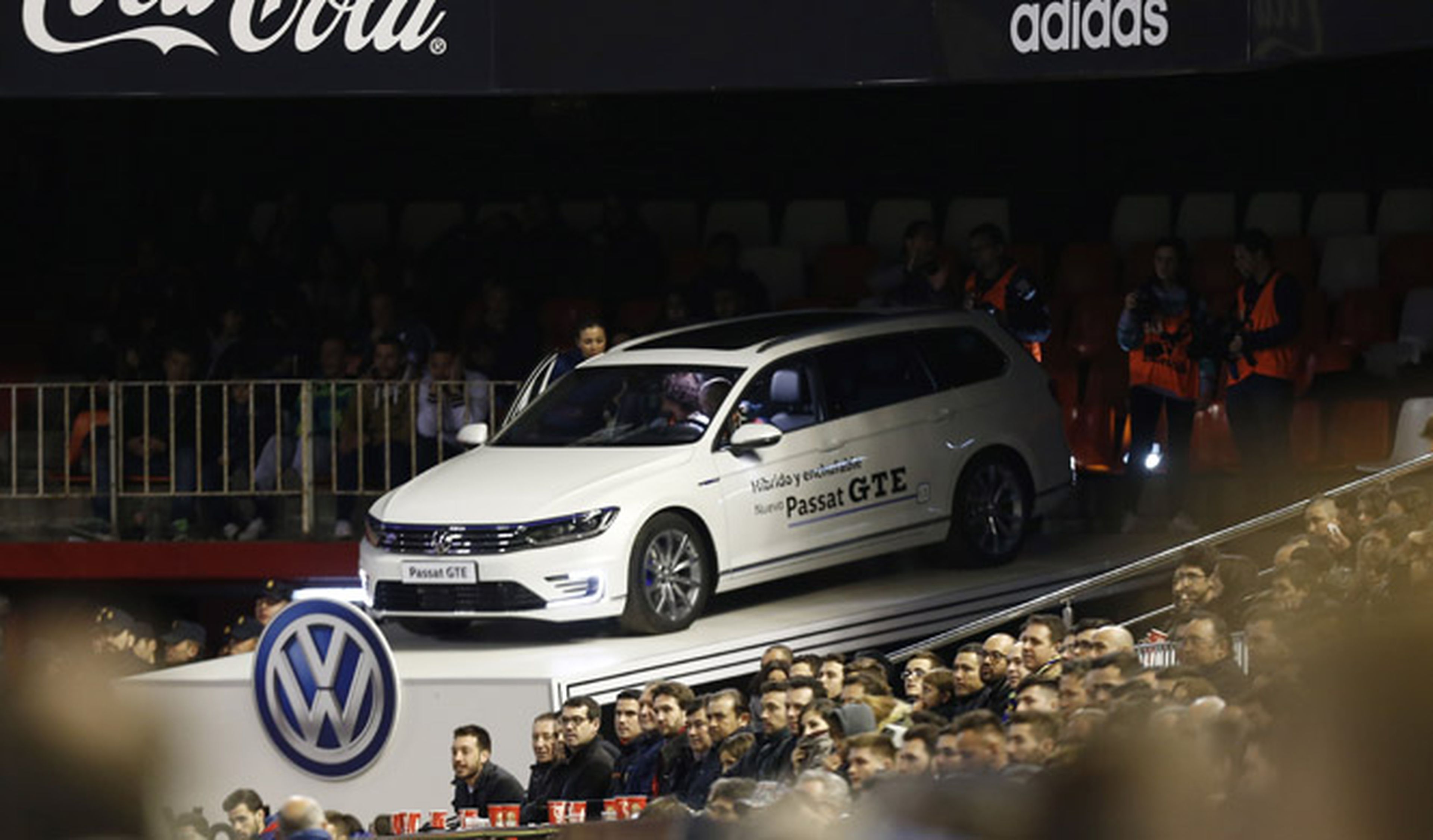VW convierte el Passat GTE en palco de lujo para el fútbol