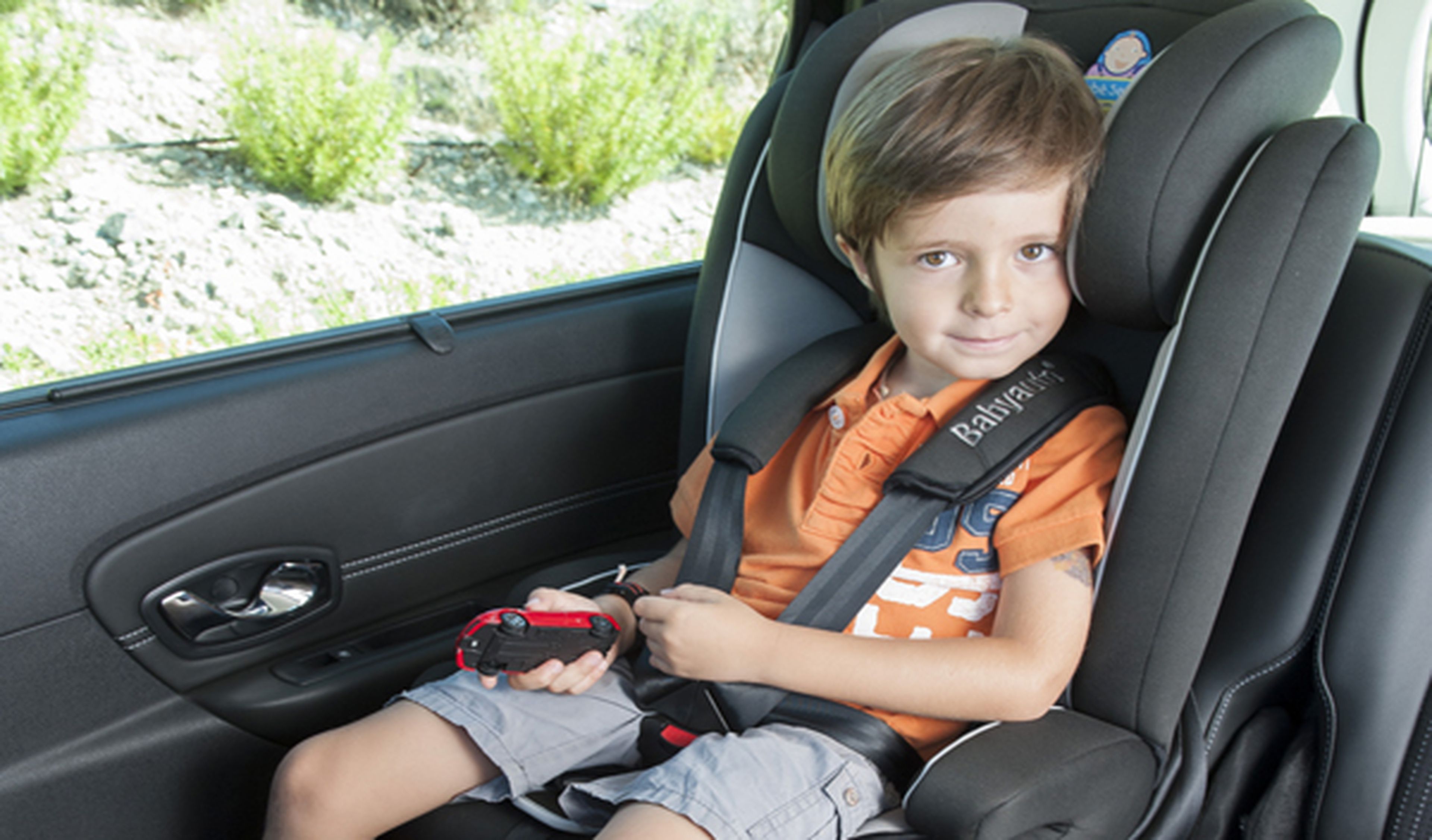 Esta es la posición más segura para los niños en el coche