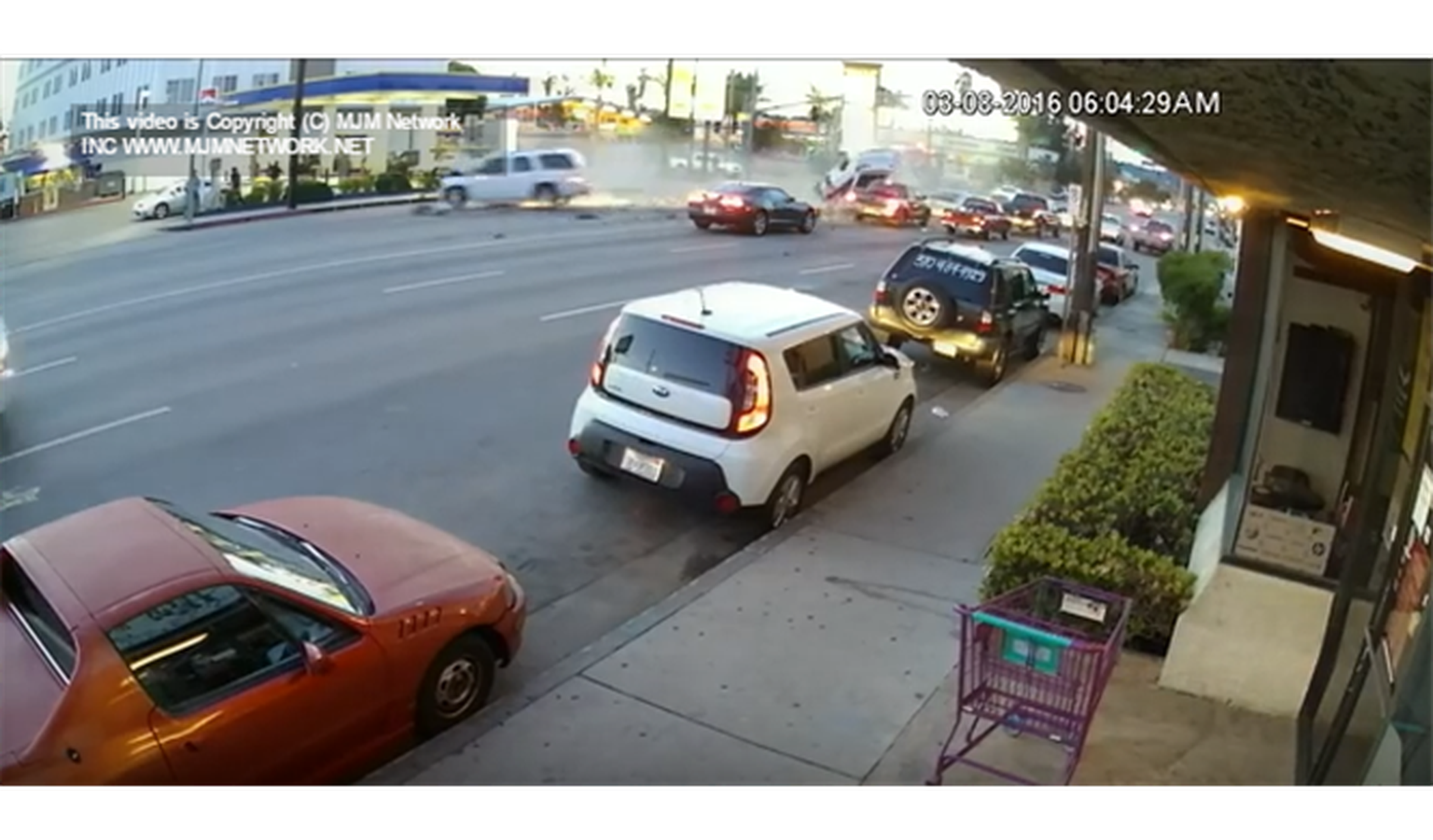 Vídeo: un accidente en L.A. termina con cinco heridos