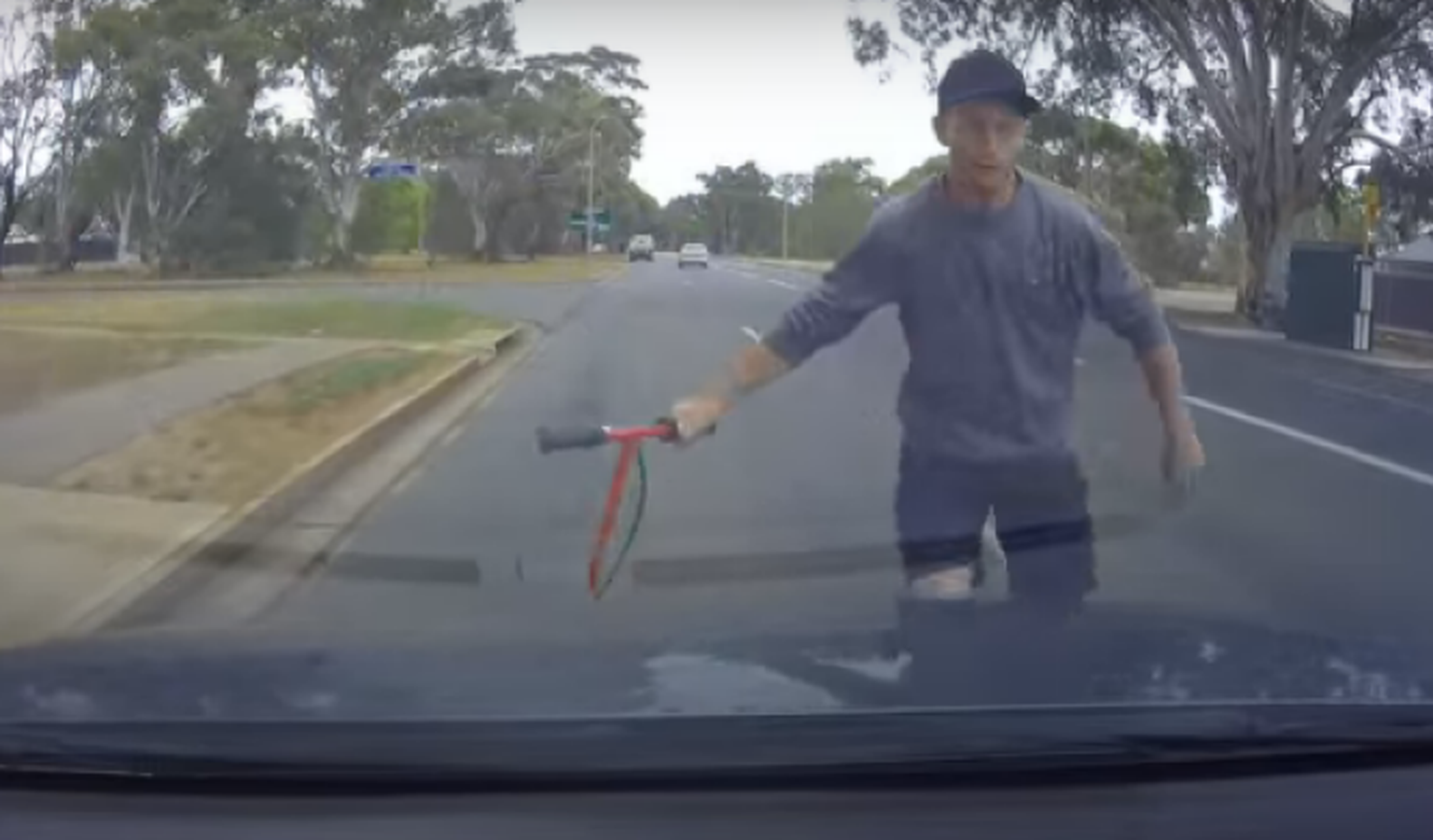 Vídeo: cuidado con este joven si conduces por Australia