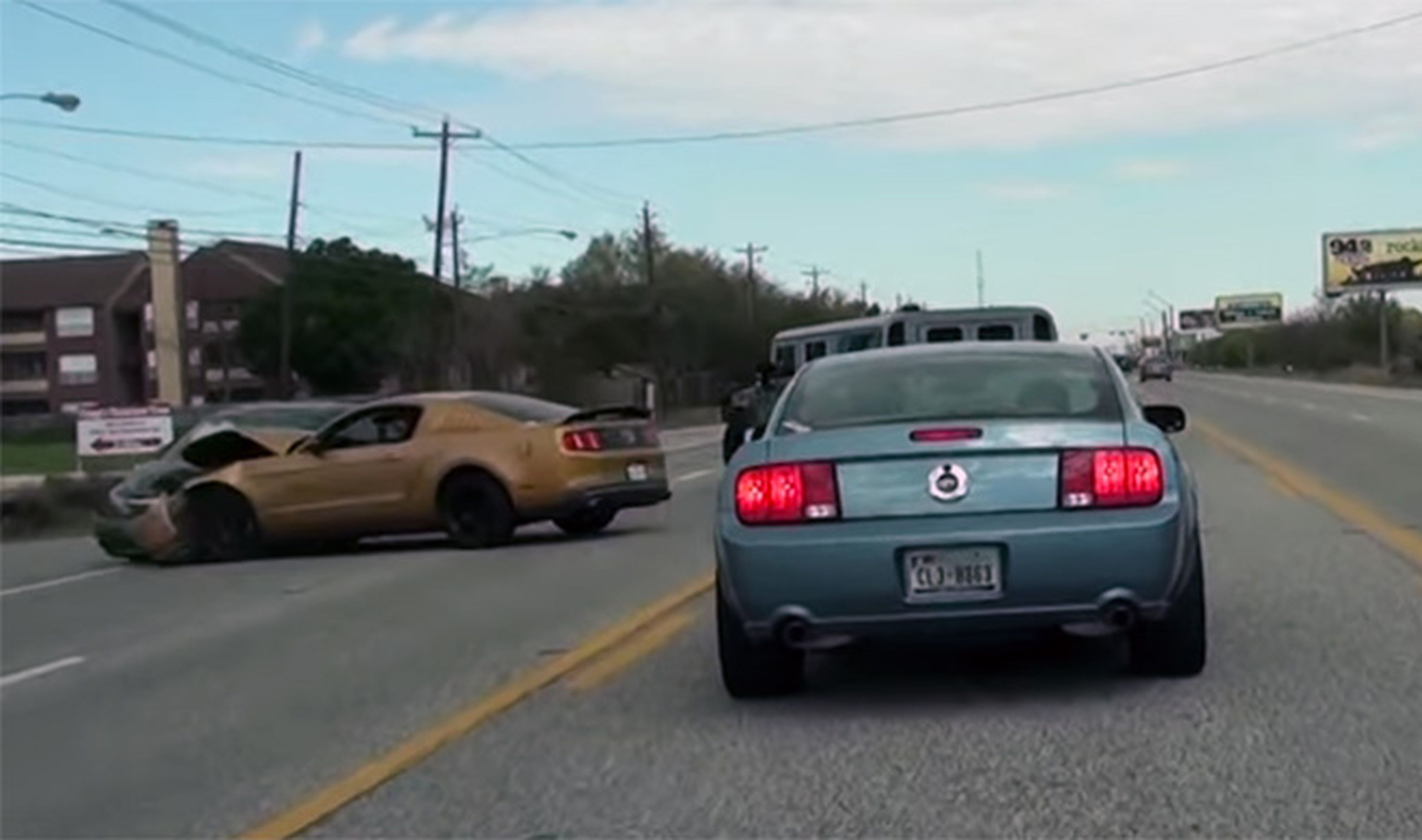 Un Ford Mustang GT se estrella contra un Honda Civic