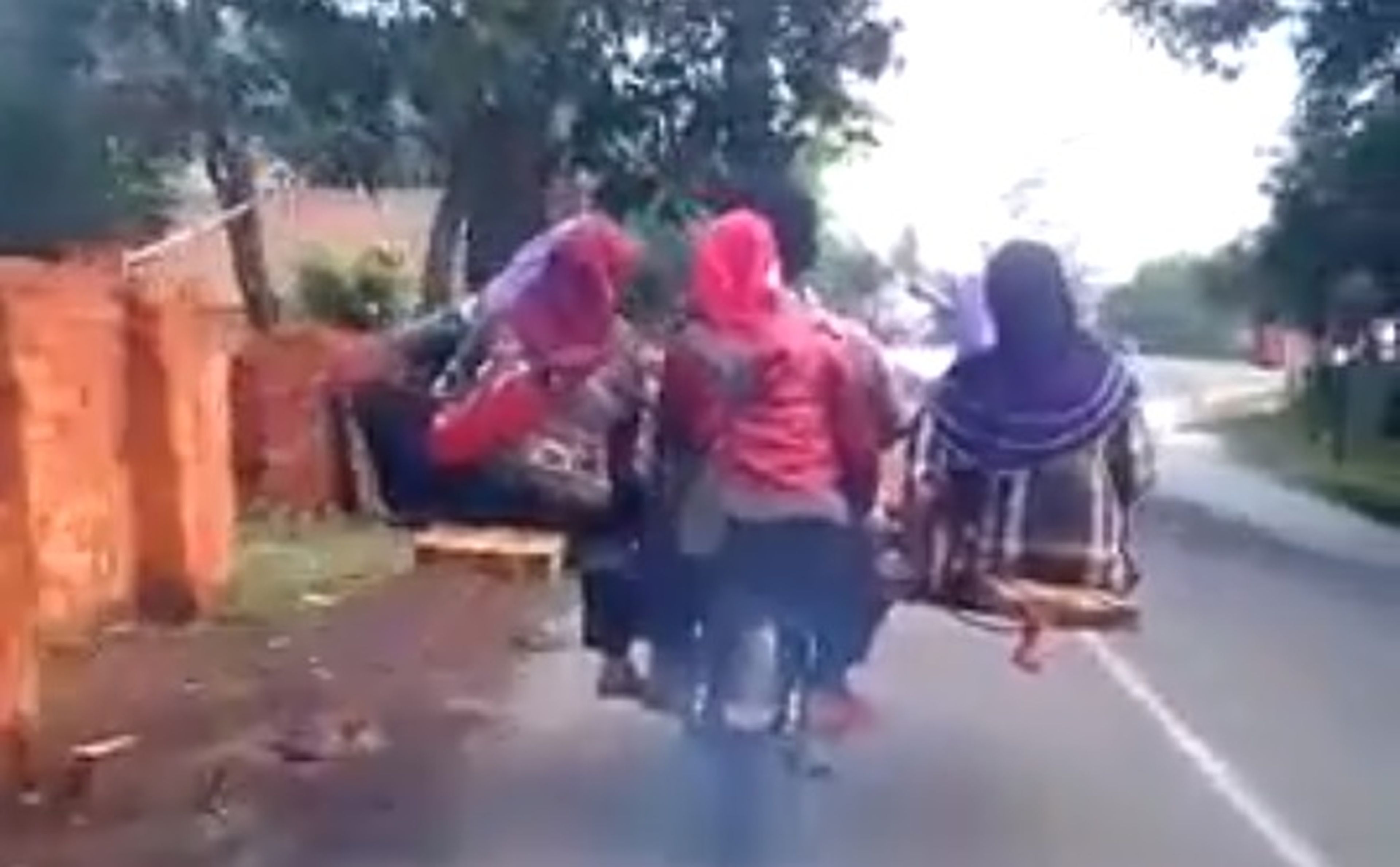 Vídeo: ¡Se lleva a toda la familia en su moto!