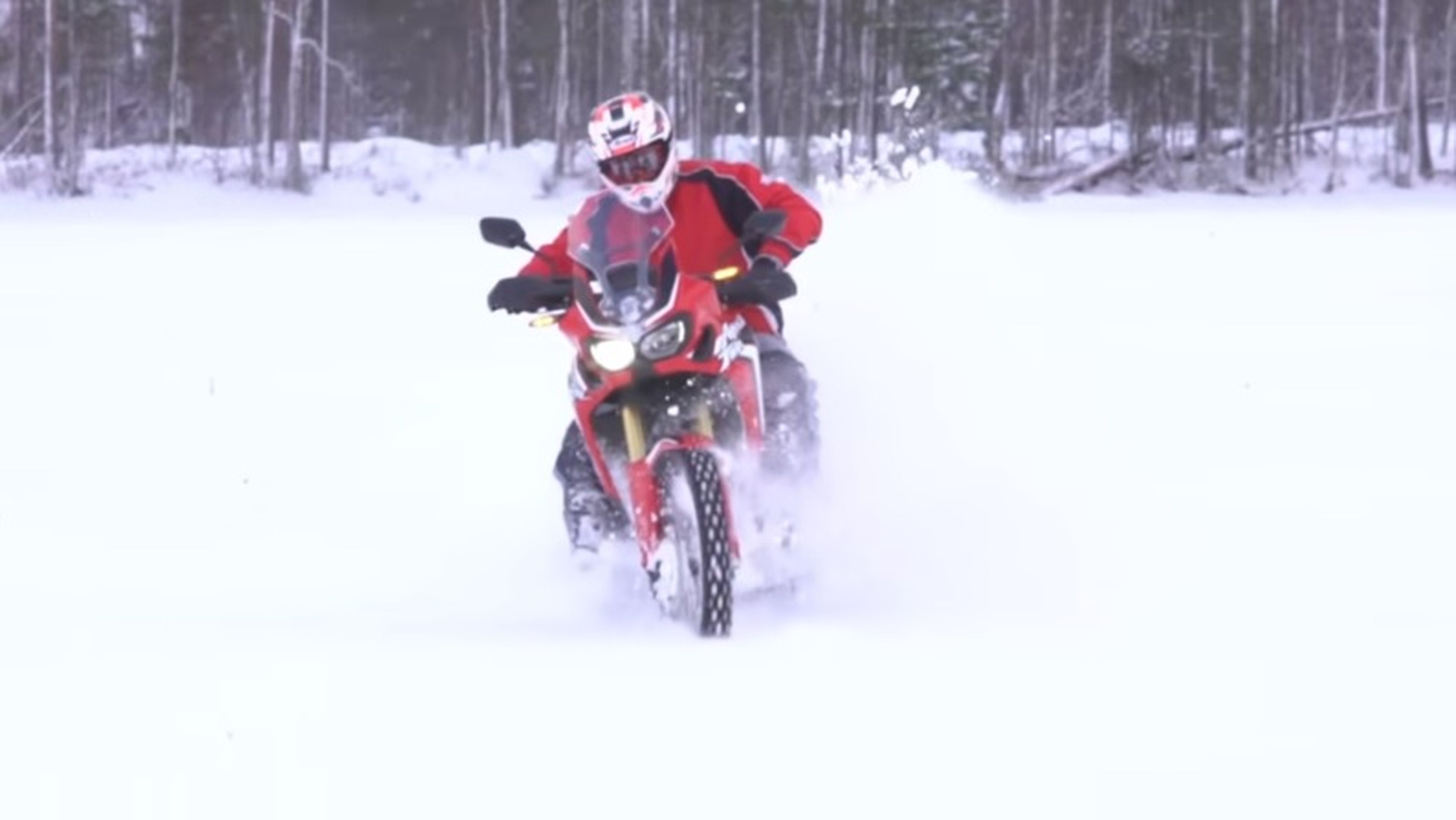 Vídeo: ¡Cómo se maneja la Honda Africa Twin en la nieve!