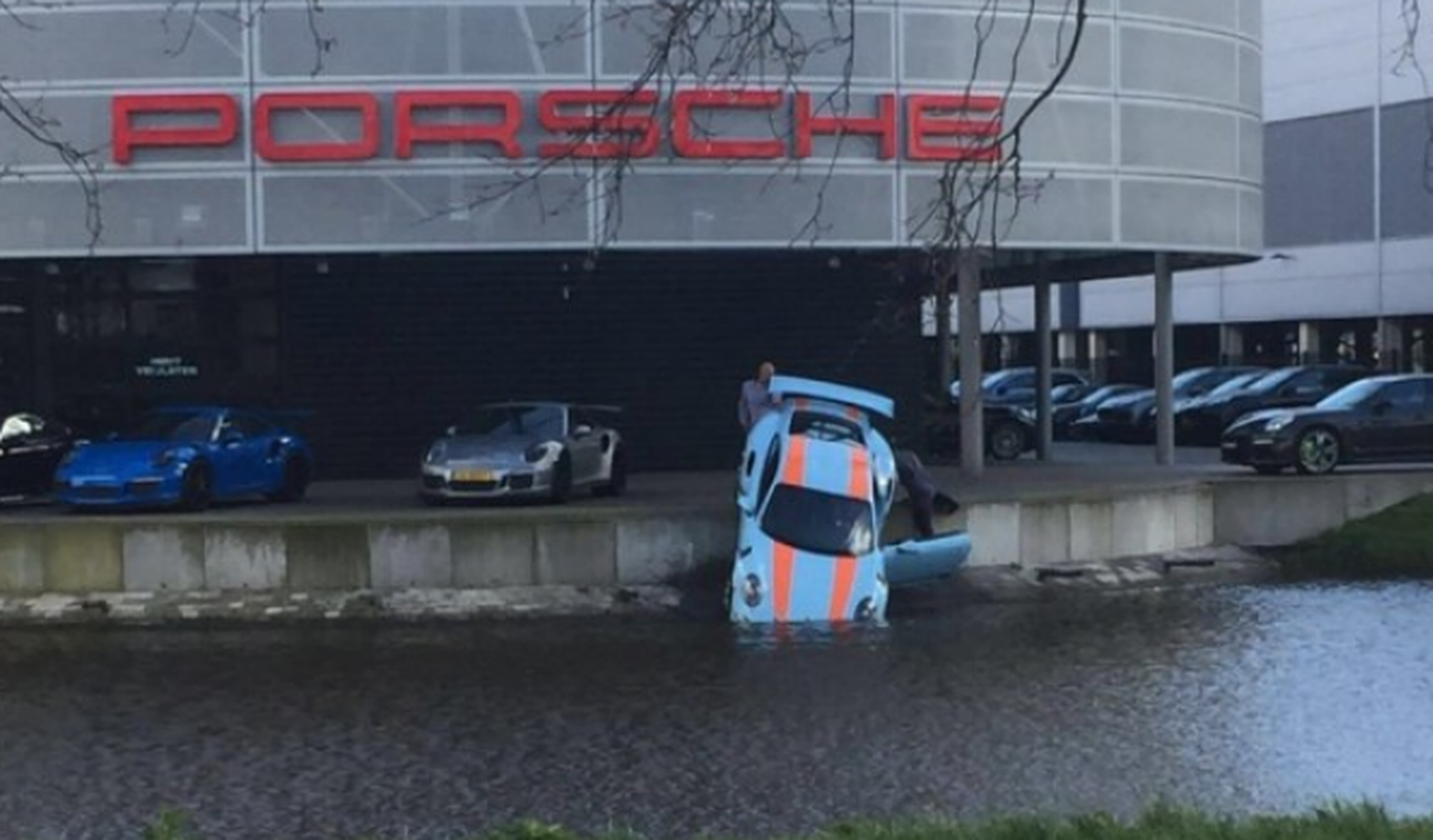 Mecánico de Porsche arroja un 911 GT3 RS al agua