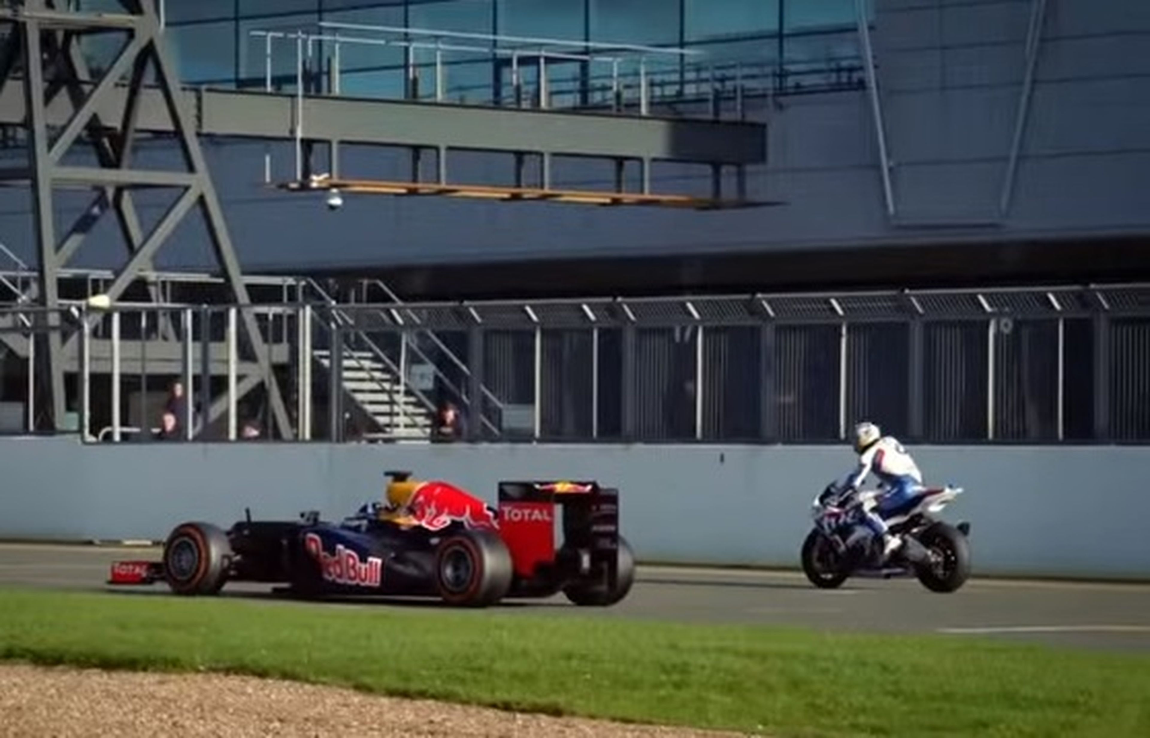 Vídeo: Guy Martin contra David Coulthard, ¿quién ganará?