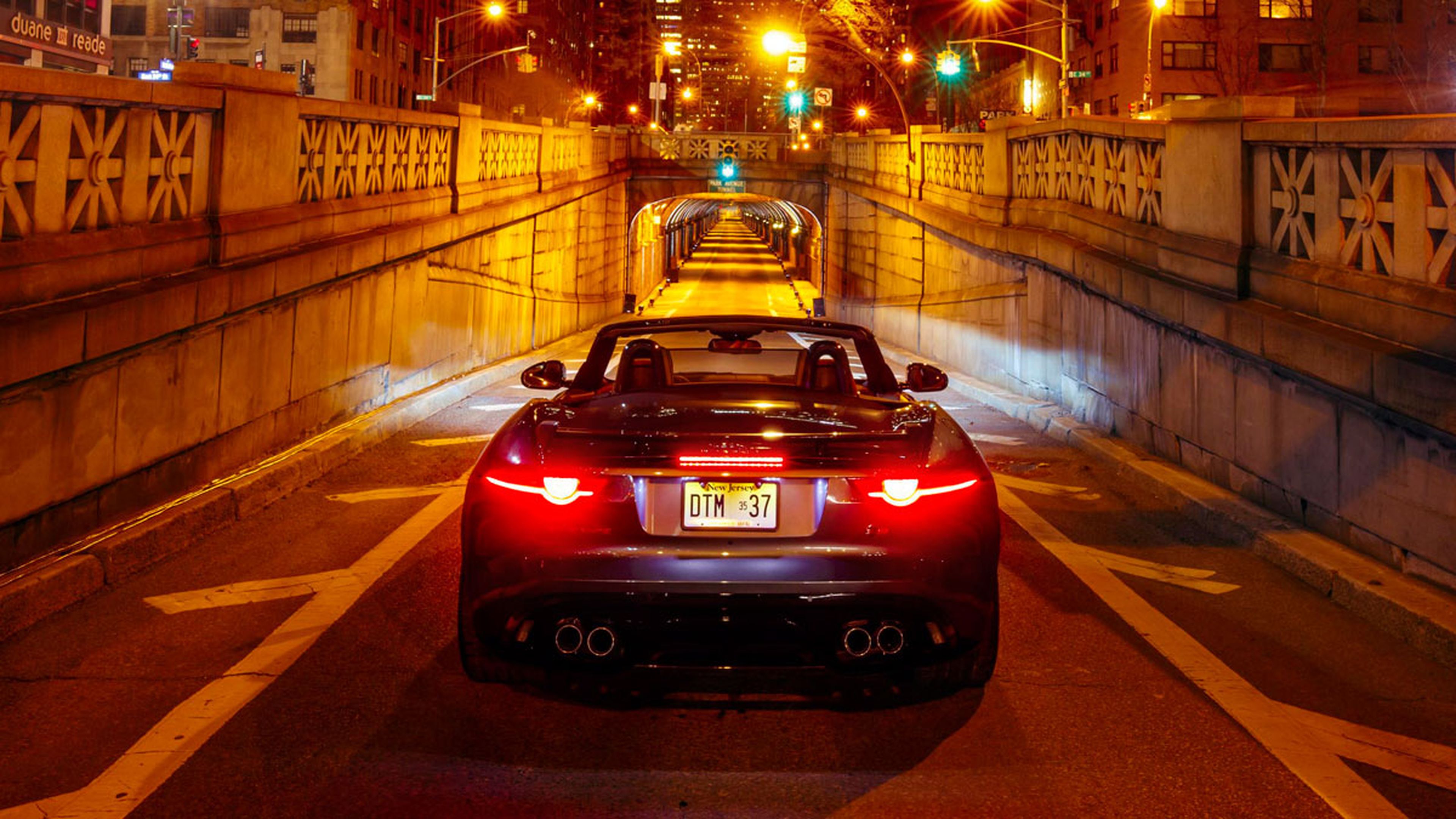 Un Jaguar F-Type SVR tira abajo un túnel en Nueva York
