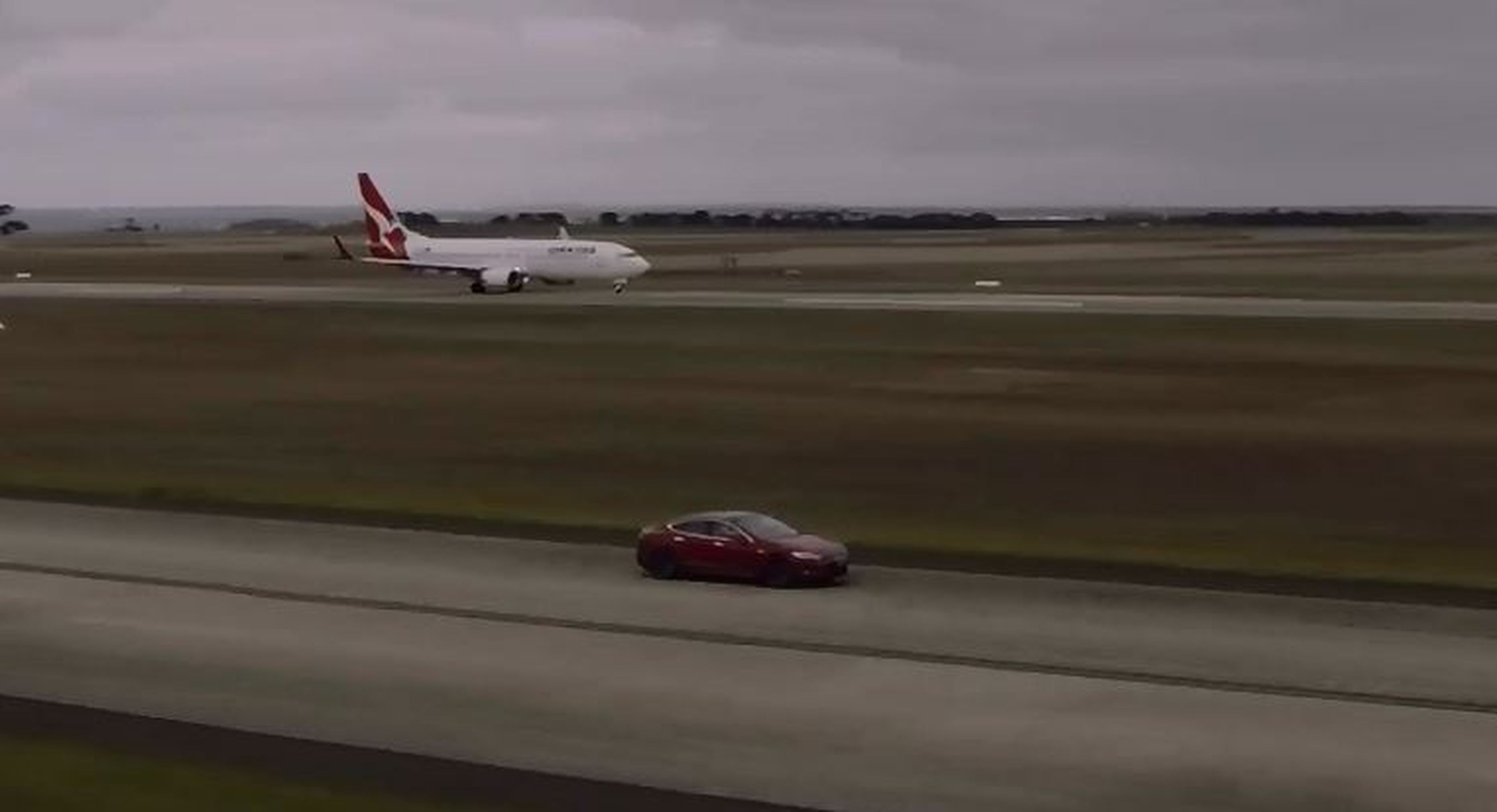 Vídeo: el Tesla Model S se enfrenta a un Boeing 737
