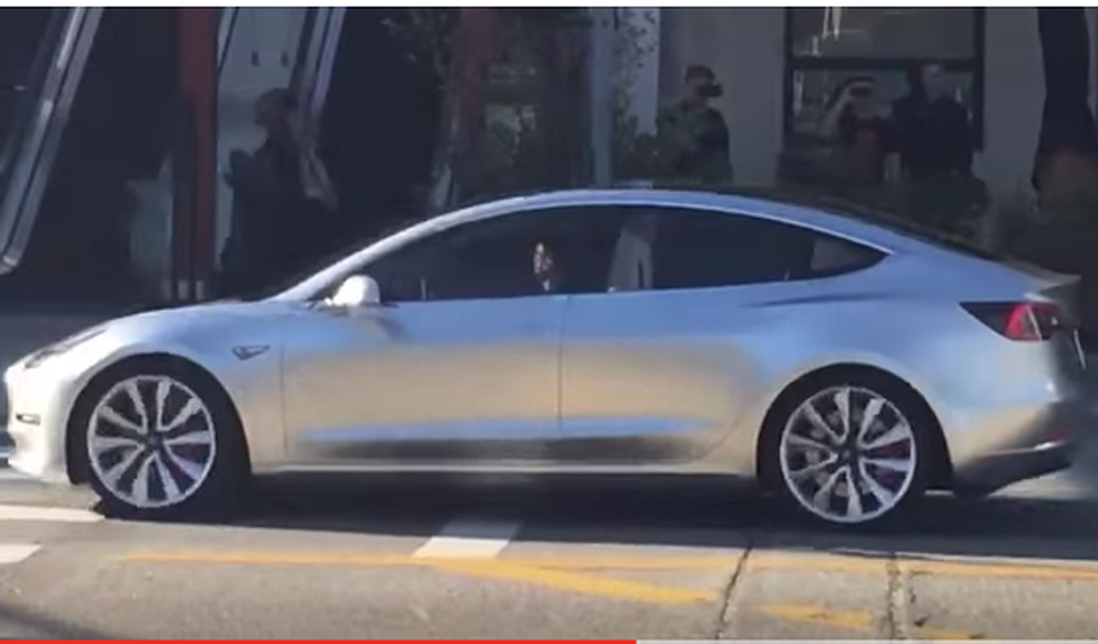 Un Tesla Model 3 pillado en plena calle