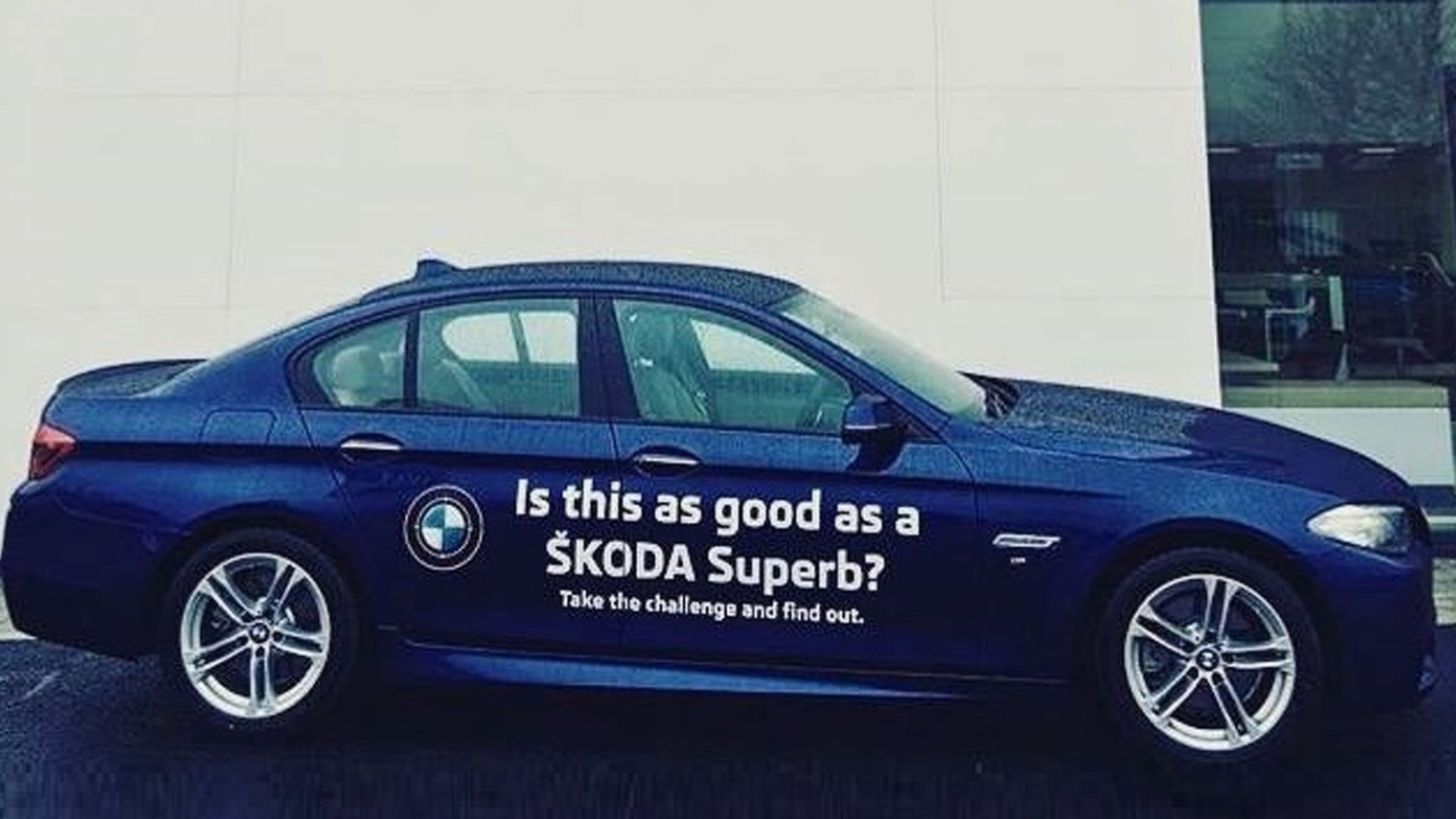 Concesionario Skoda deja conducir un BMW para comparar