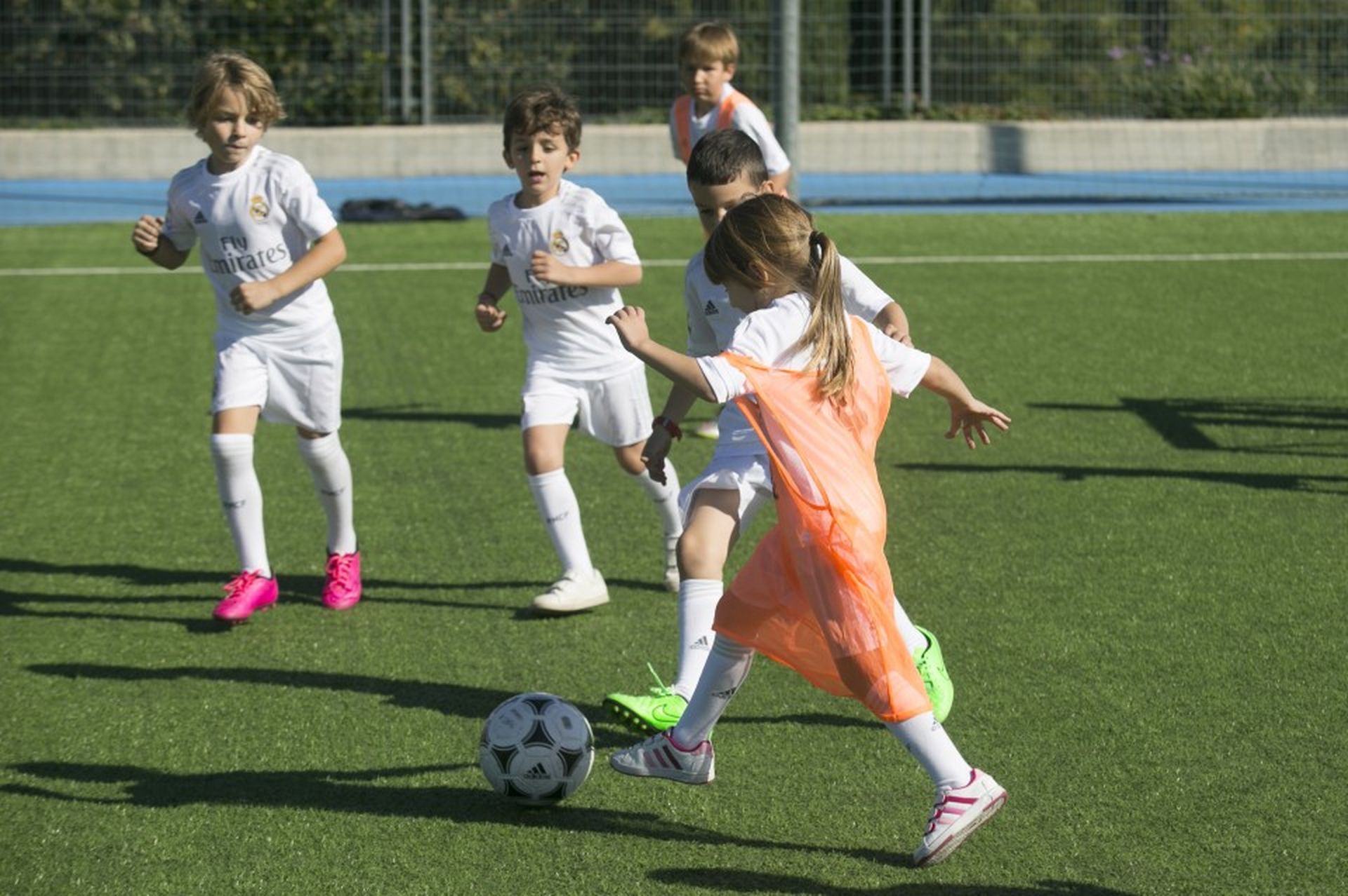 niños y jugadores del Real Madrid