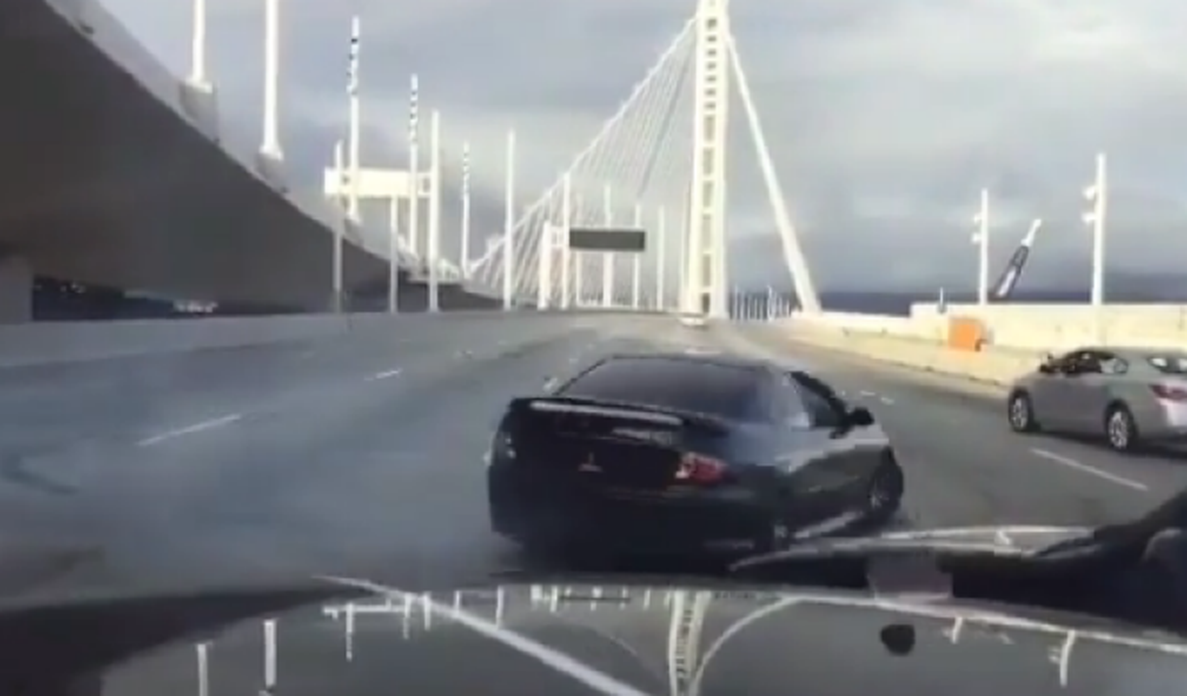 Vídeo: cierran un puente al tráfico para hacer drift