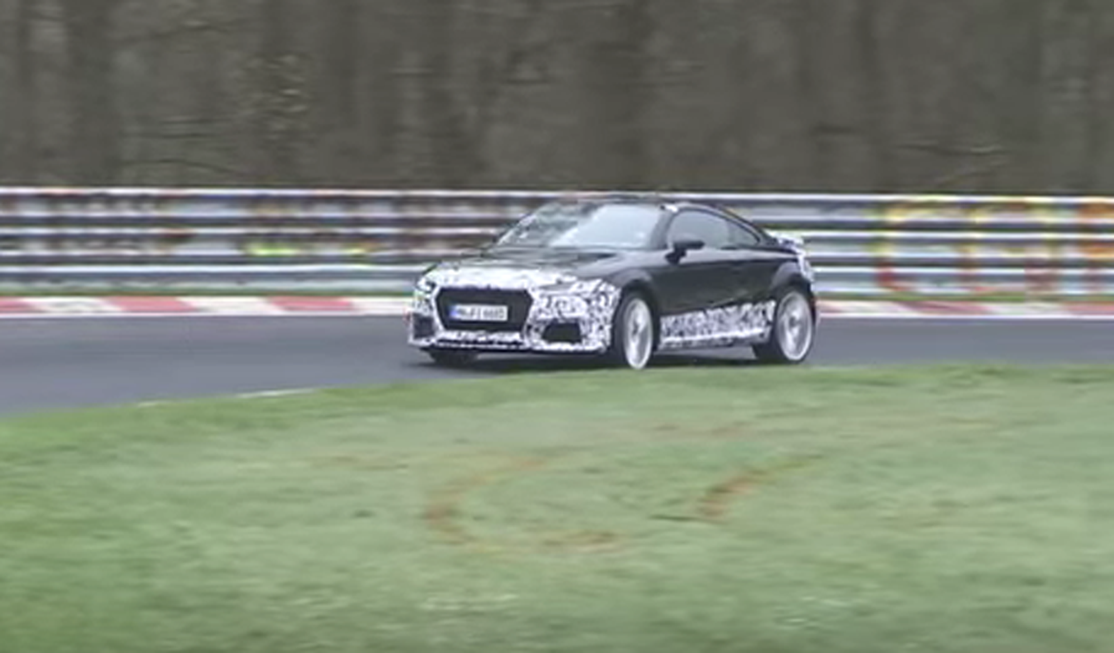 El Audi TT RS 2016 pierde camuflaje en Nürburgring