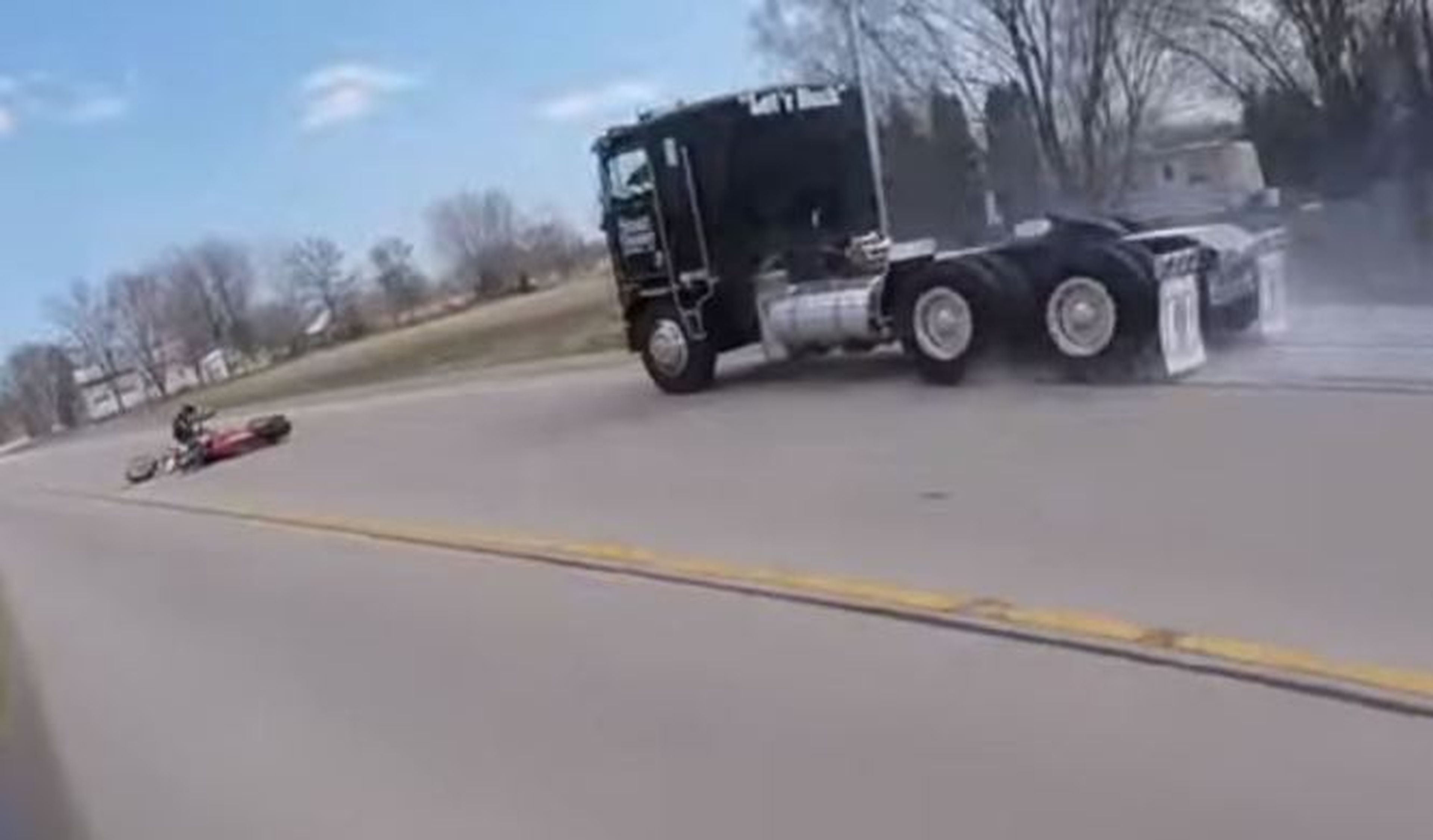 Vídeo: se salva de ser atropellado por un camión