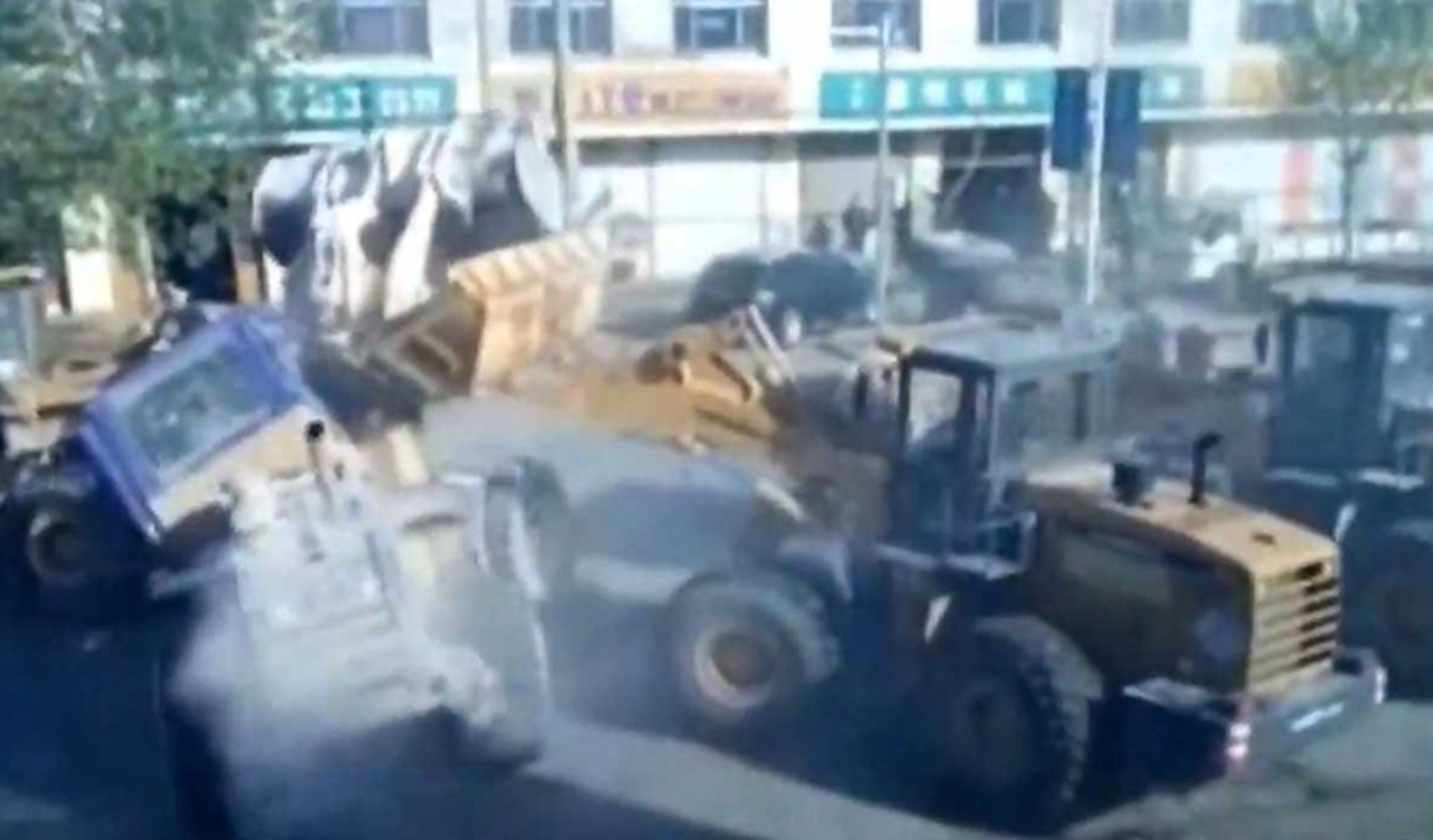 Vídeo: seis excavadoras pelean en plena calle
