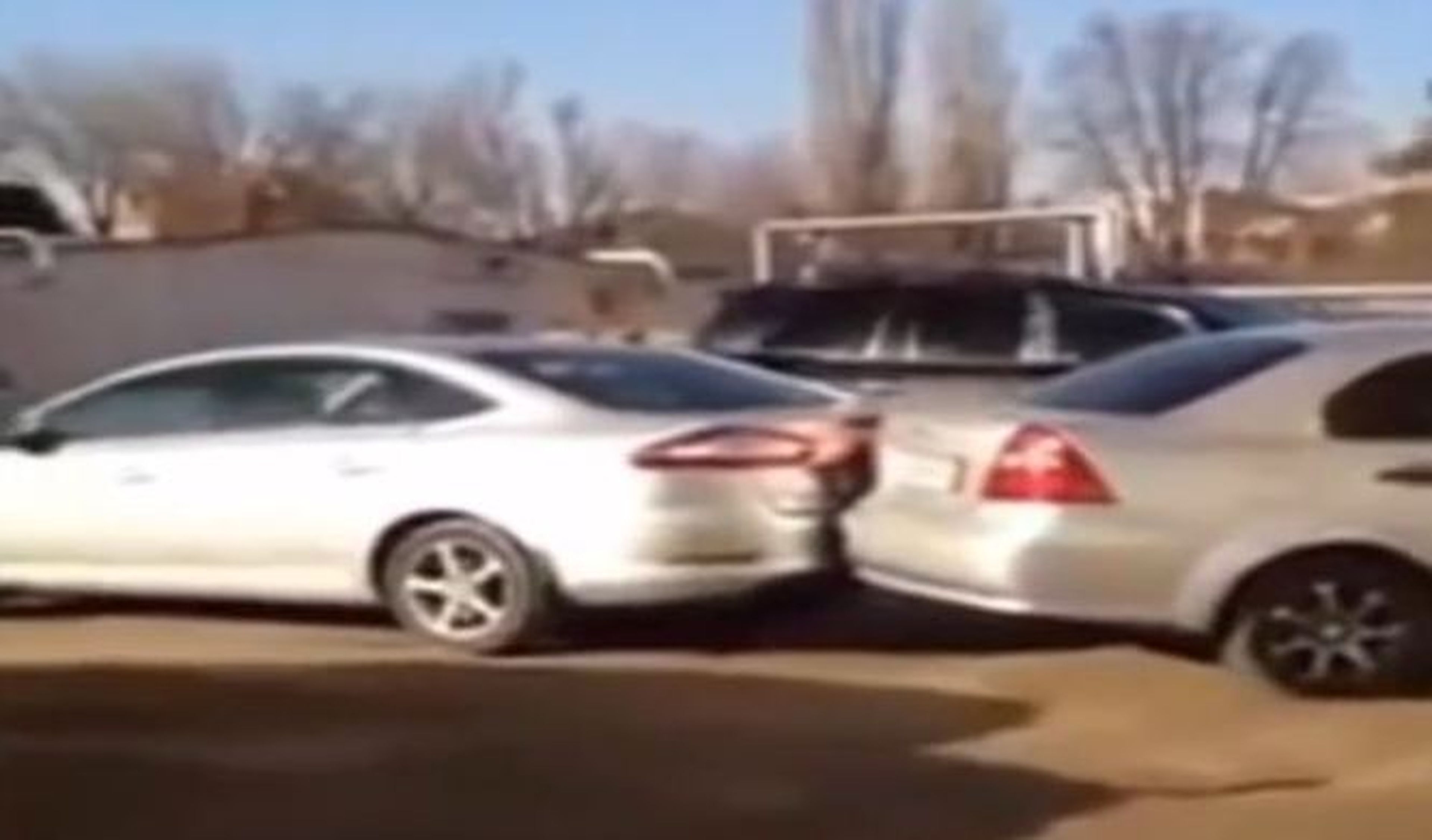 Vídeo: una mujer rusa ebria golpea 17 coches en un parking